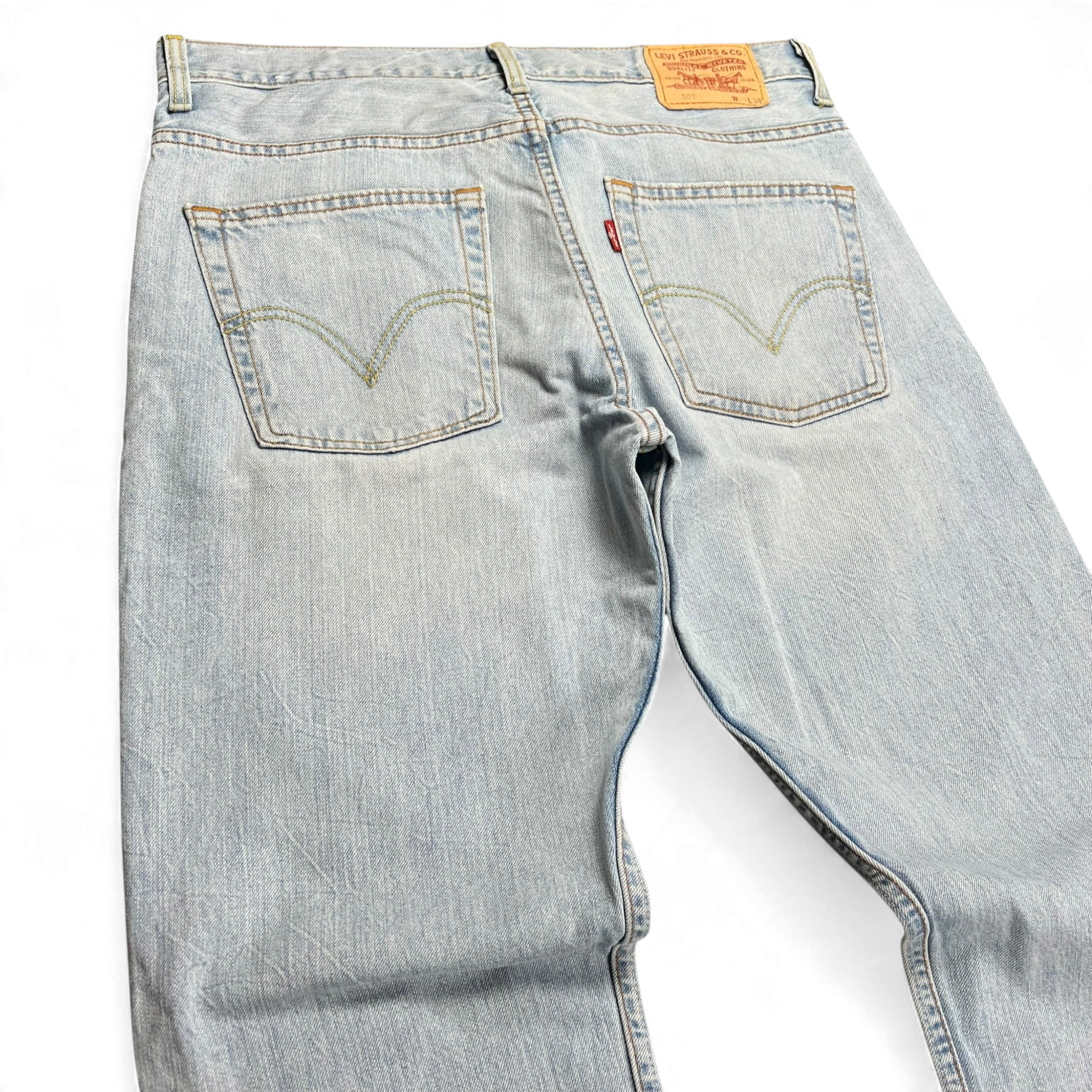 TWC Vintage Levi’s 507 Bootcut Jeans in hellblauem Denim mit klassischem Lederpatch und Gesäßtaschen
