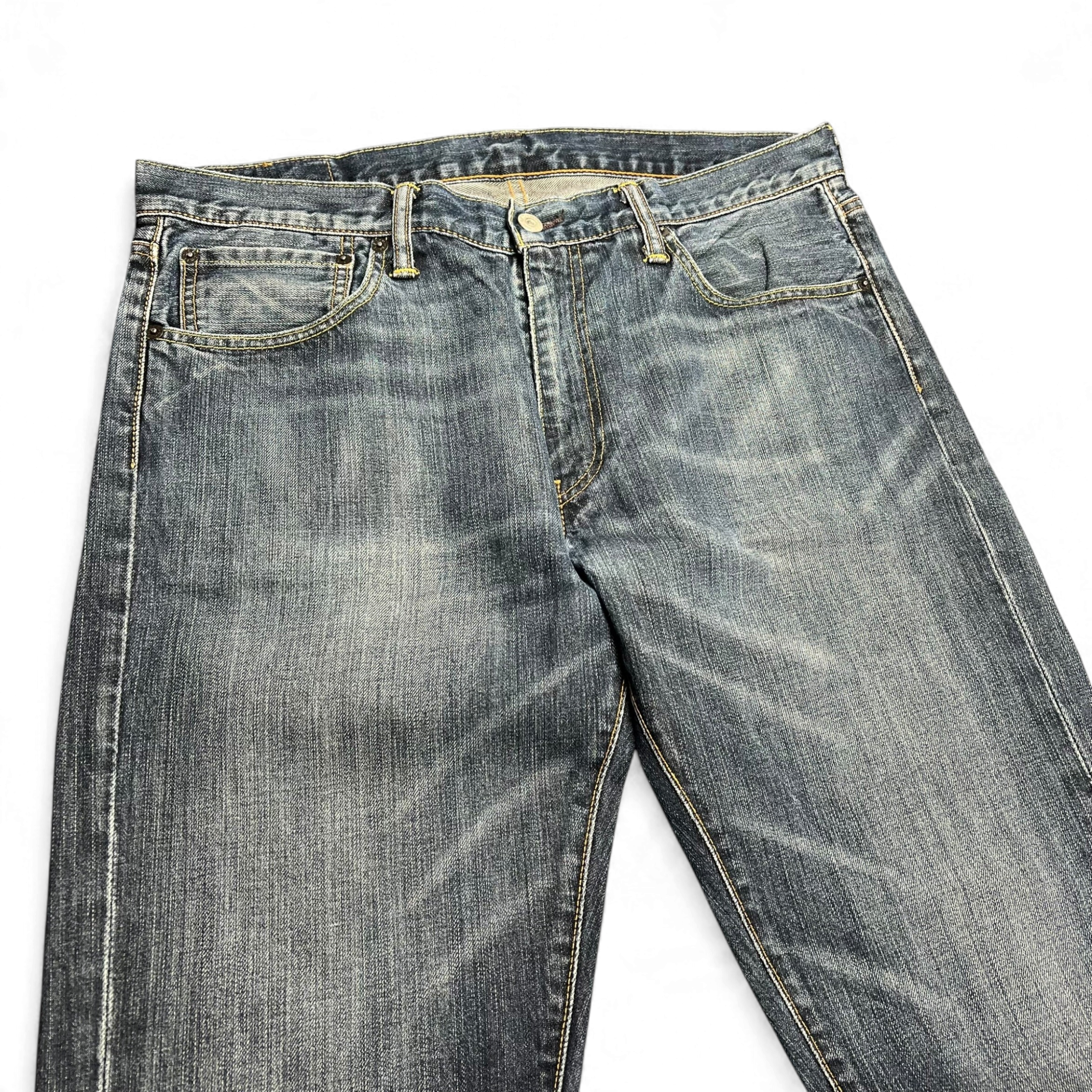 TWC Vintage Levi’s 527 Bootcut Jeans in verwaschenem Blau mit klassischem Five-Pocket-Design und Knopfverschluss