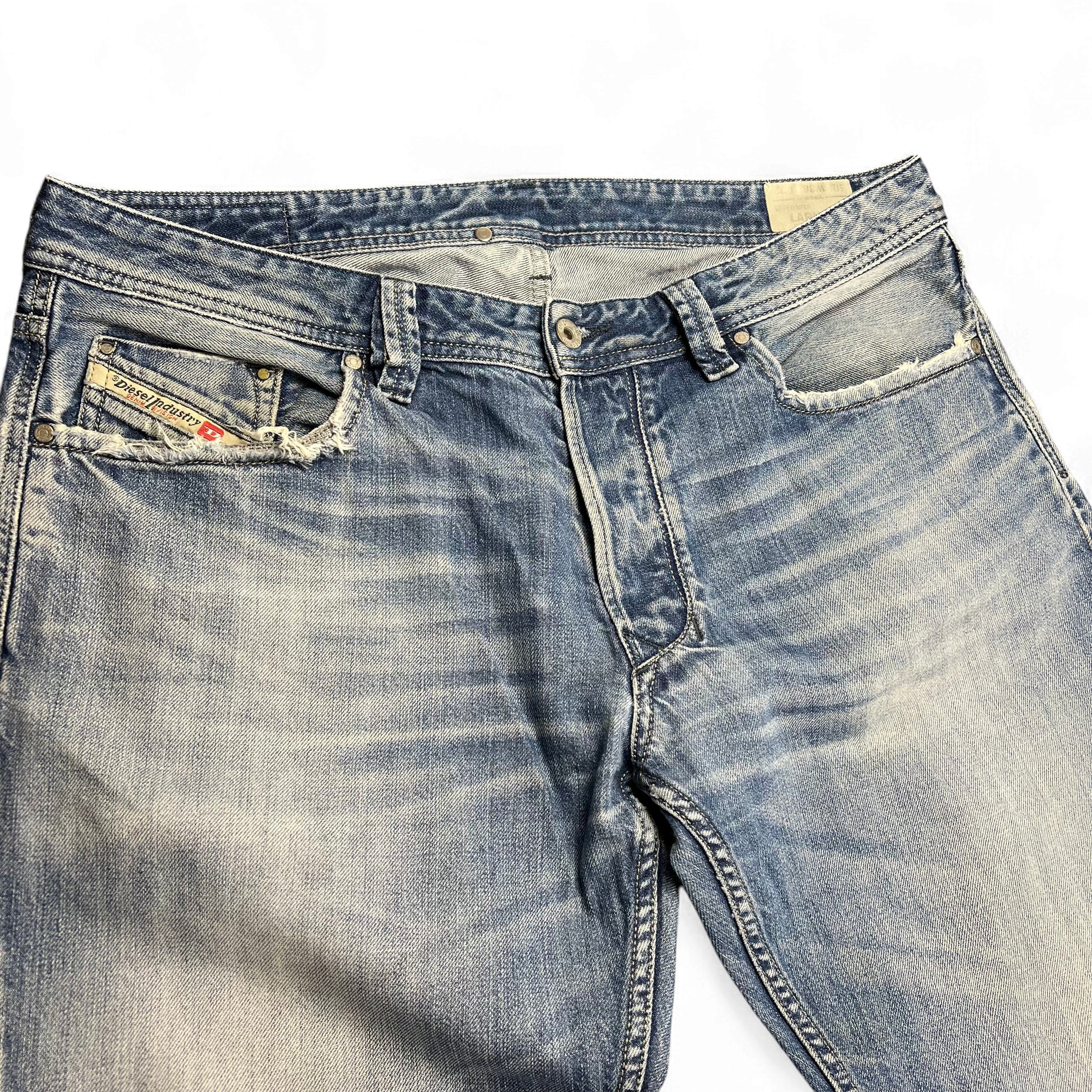 TWC Vintage Diesel Larkee Straight Jeans in verwaschenem Blau mit Distressed-Details und klassischem Five-Pocket-Stil