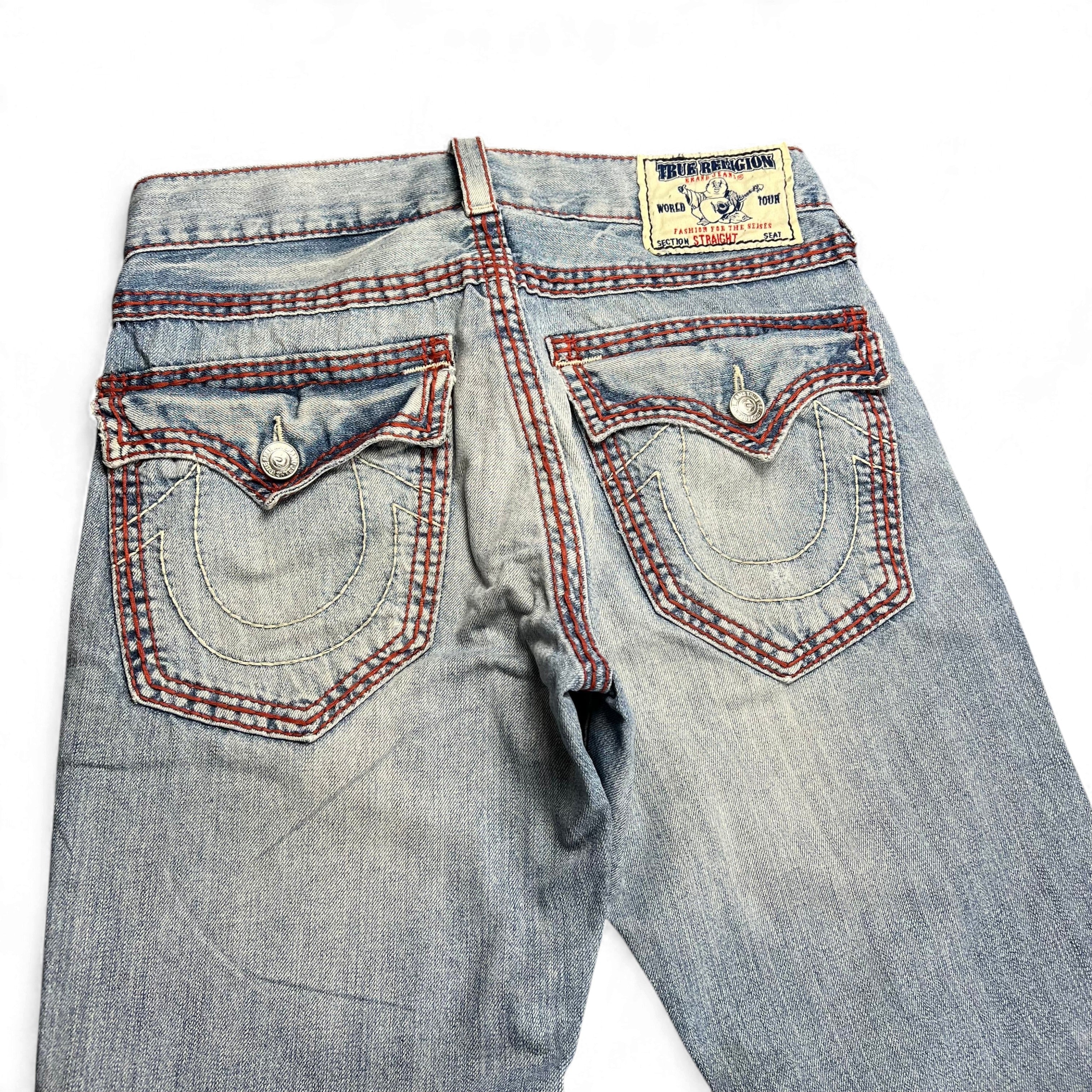TWC Vintage True Religion Straight Jeans in hellblauem Denim mit markanten roten Kontrastnähten und Gesäßtaschen