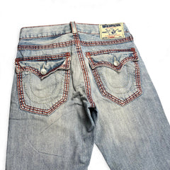 TWC Vintage True Religion Straight Jeans in hellblauem Denim mit markanten roten Kontrastnähten und Gesäßtaschen