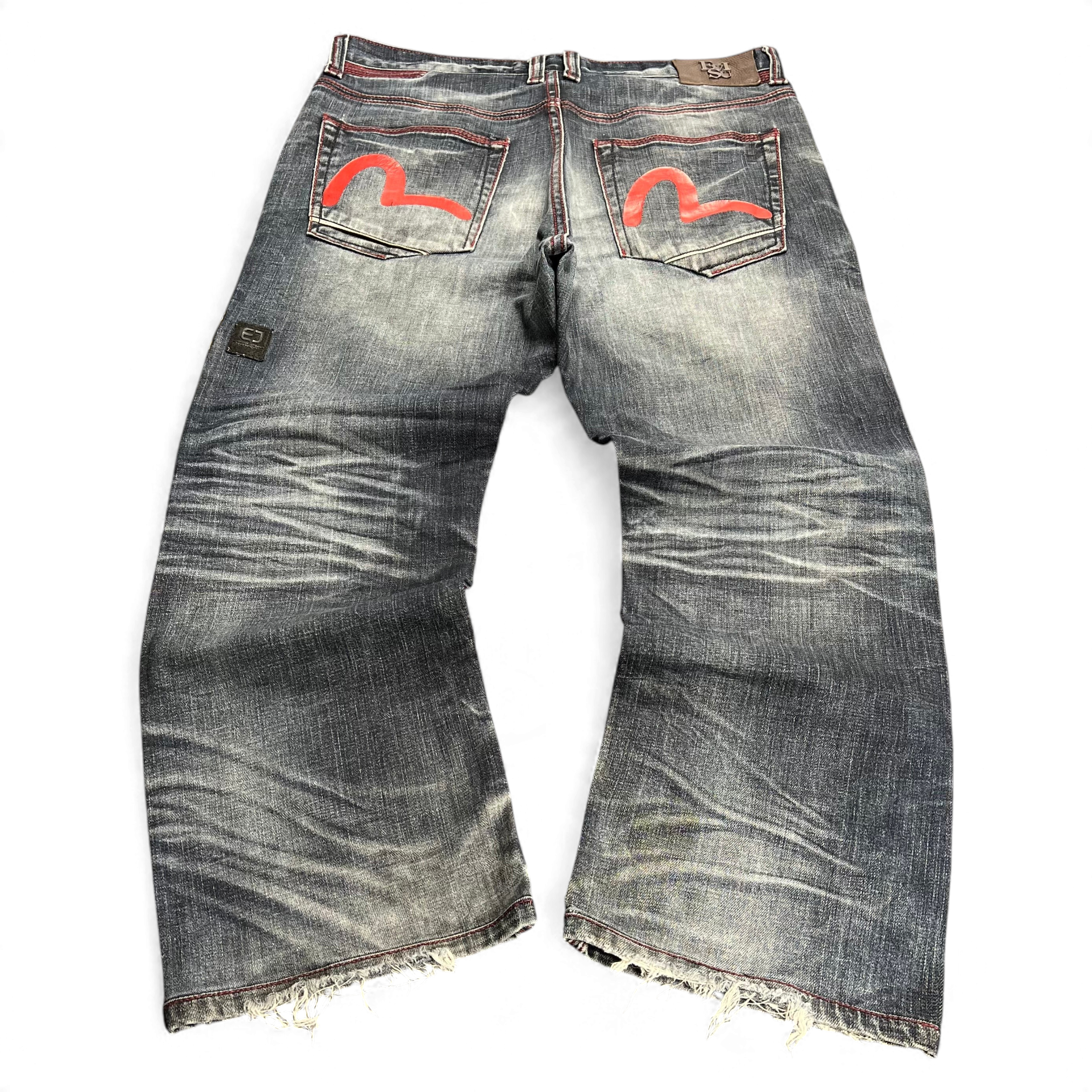 TWC Vintage Evisu Straight Jeans in verwaschenem Blau mit roten Logo-Stickereien auf den Gesäßtaschen und ausgefranstem Saum