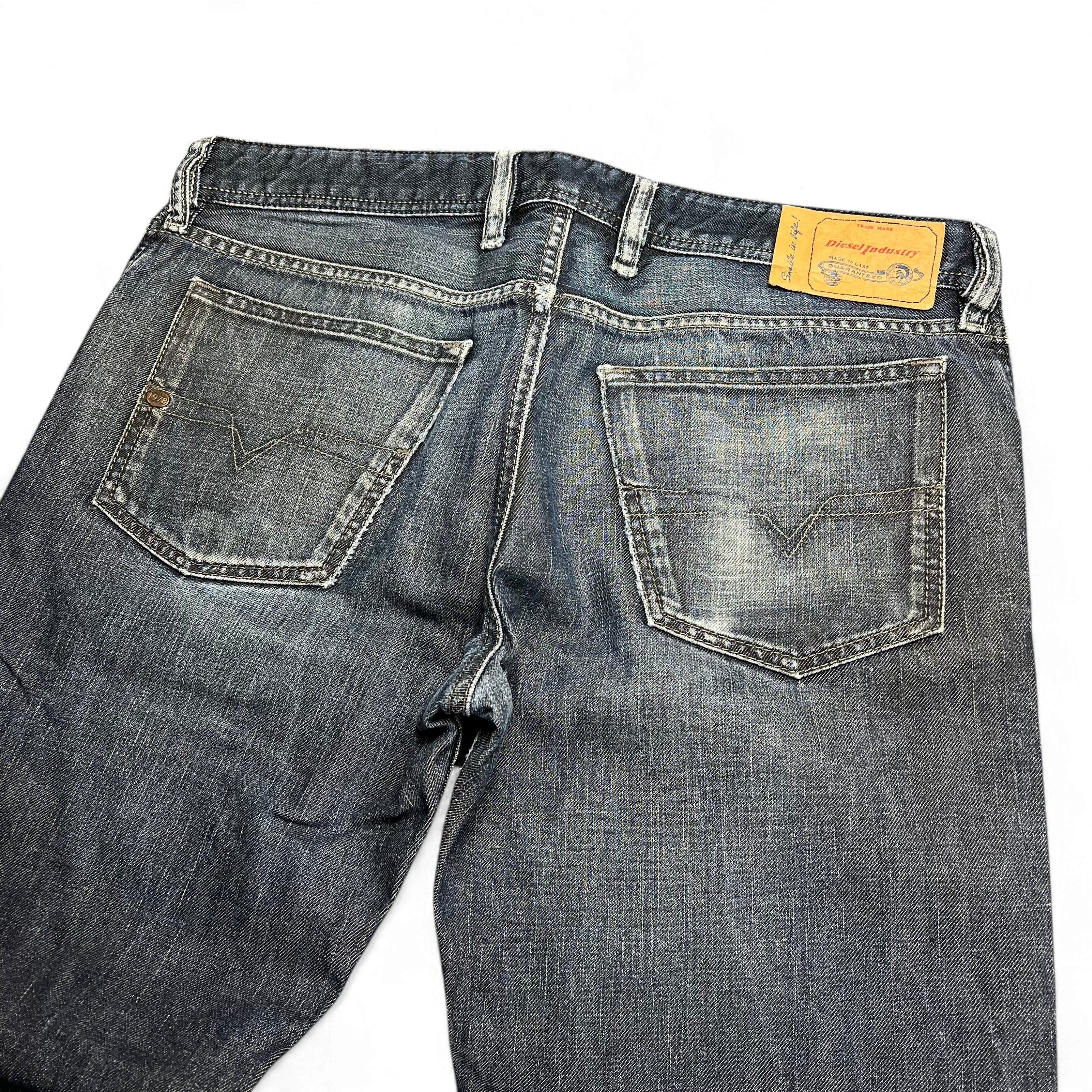 TWC Vintage Diesel Waykee Straight Jeans in verwaschenem Dunkelblau mit Leder-Label und Gesäßtaschen