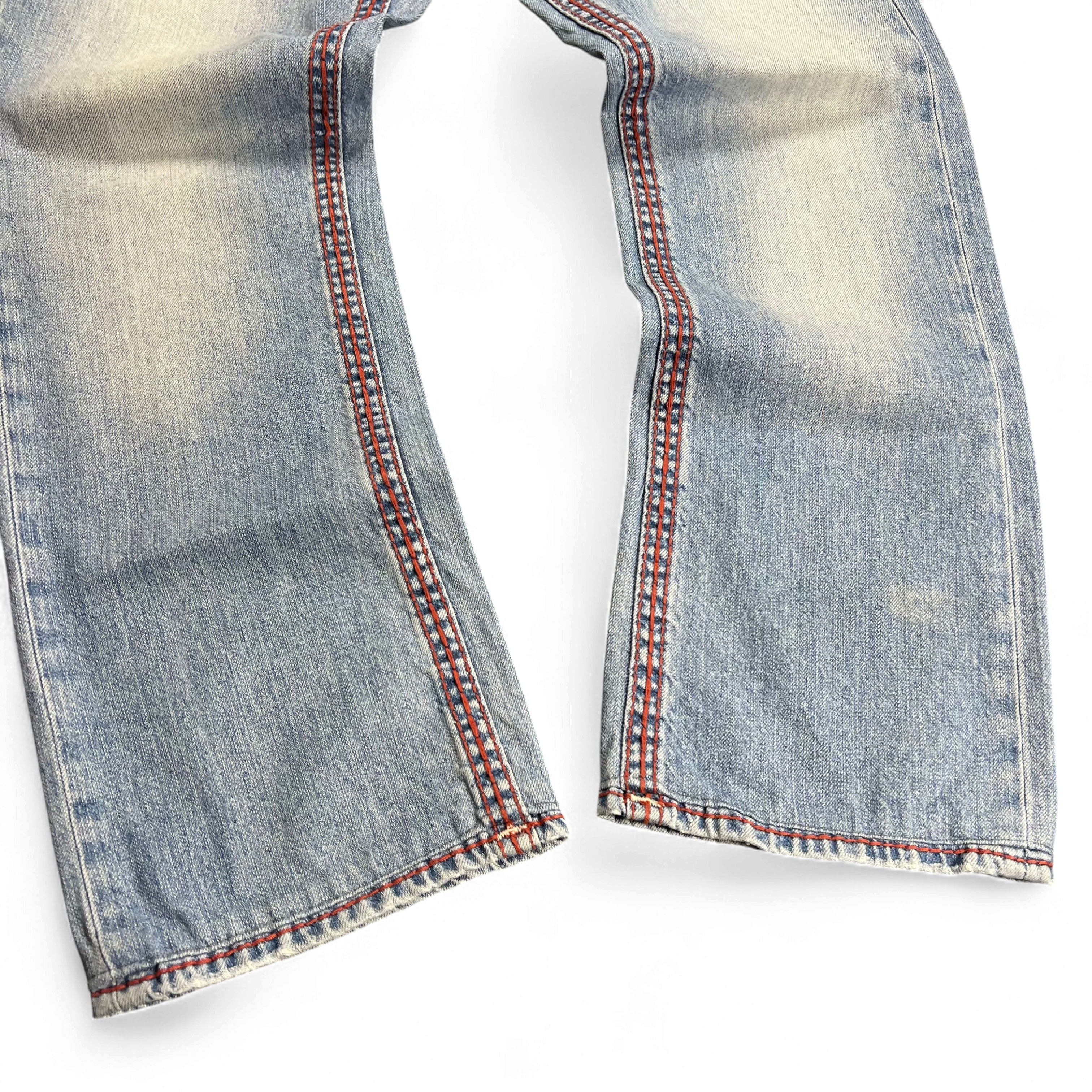 TWC Vintage True Religion Straight Jeans in hellblauem Denim mit markanten roten Kontrastnähten an den Beinen