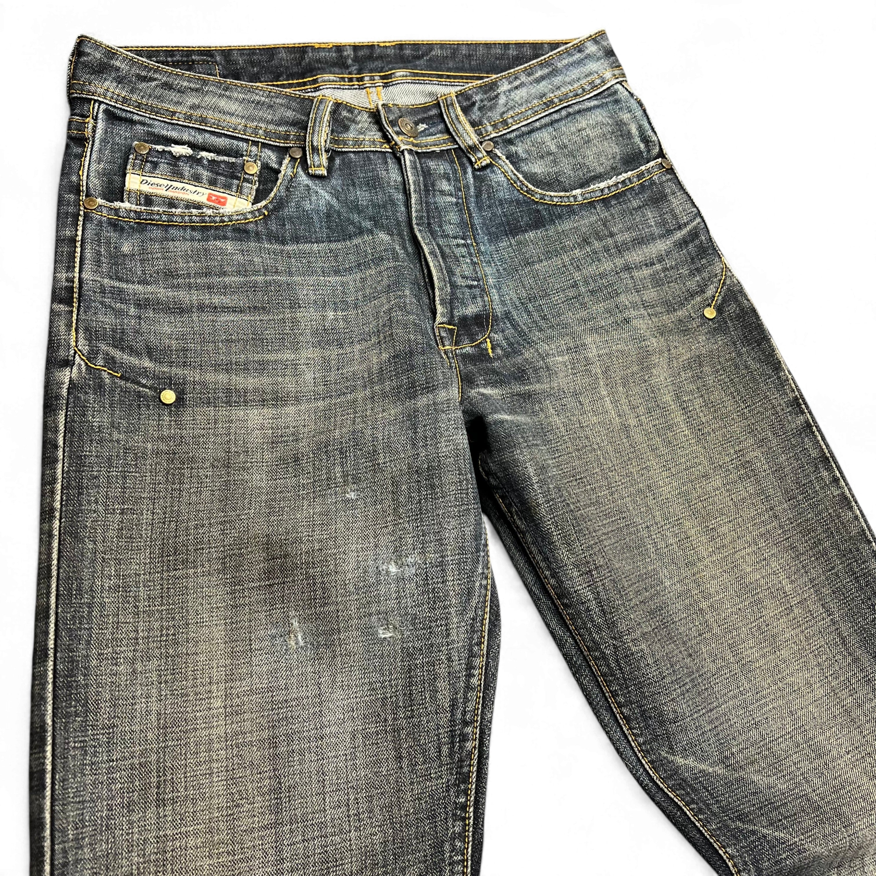 TWC Vintage Diesel Slim Jeans in verwaschenem Blau mit Distressed-Details und gelben Kontrastnähten