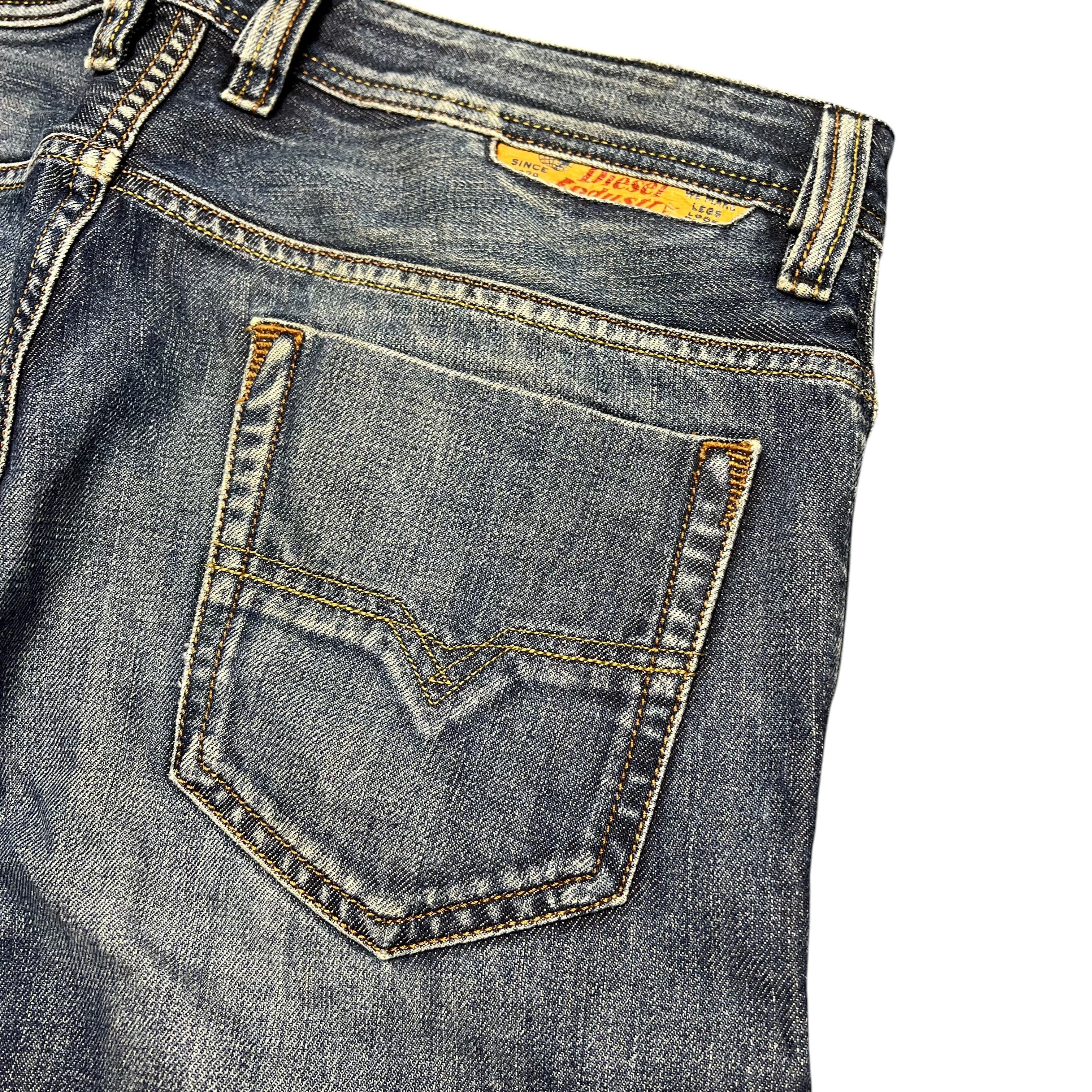 TWC Vintage Diesel Safado Straight Jeans in verwaschenem Blau mit markanten Kontrastnähten und Gesäßtaschen-Detail