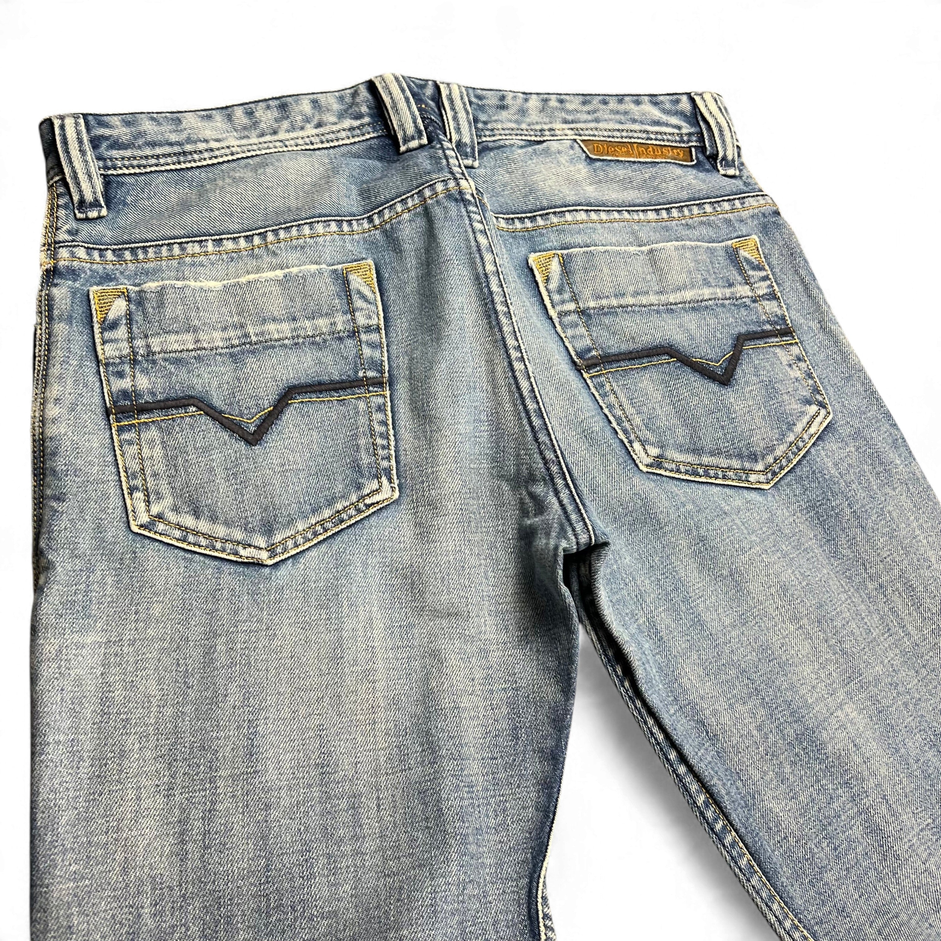 TWC Vintage Diesel Safado Straight Jeans in hellblauem Denim mit markanten Gesäßtaschen und Leder-Label