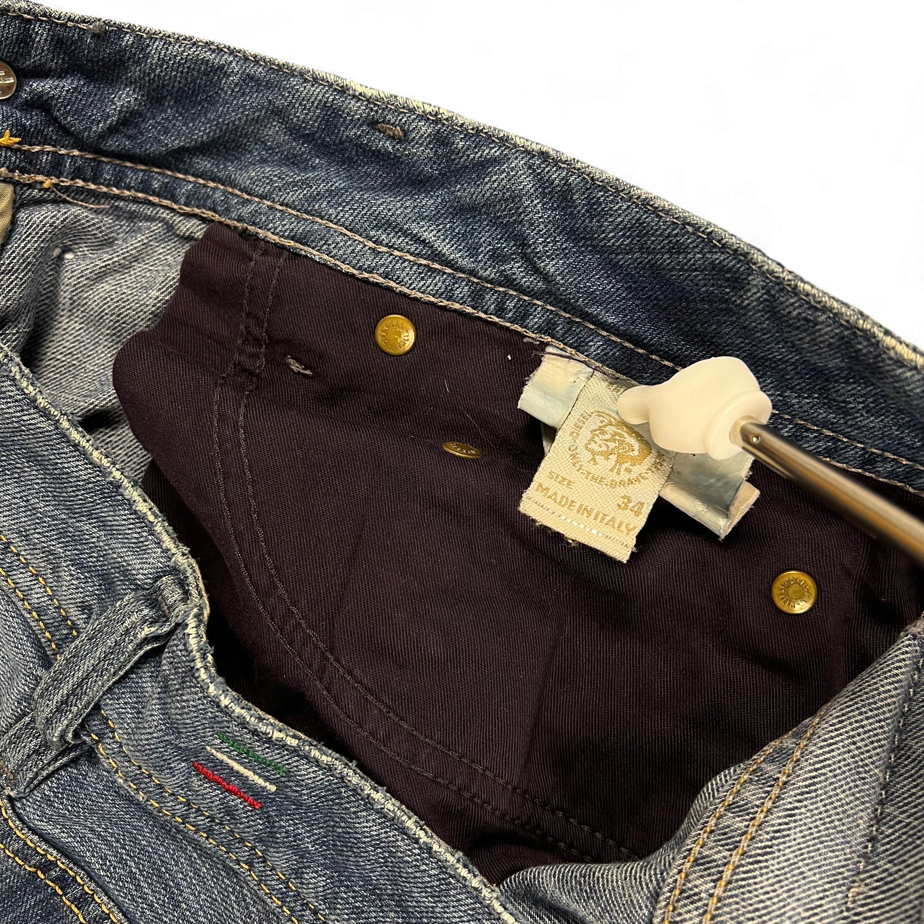 TWC Vintage Diesel Zatiny Bootcut Jeans mit blauem Denim-Stoff und Innenetikett Made in Italy
