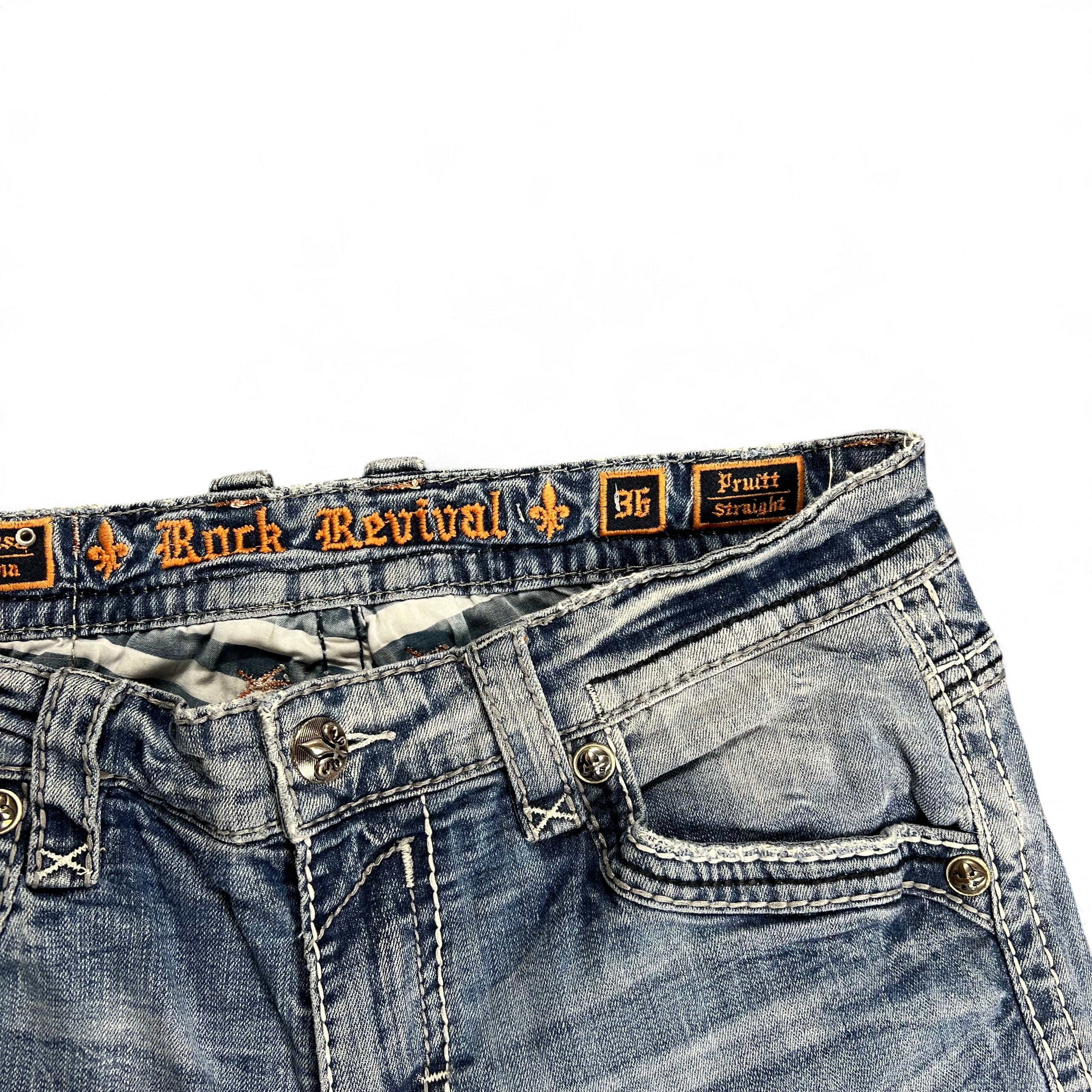 TWC Vintage Rock Revival Straight Jeans in verwaschenem Blau mit markanten orangefarbenen Stickereien am Bund