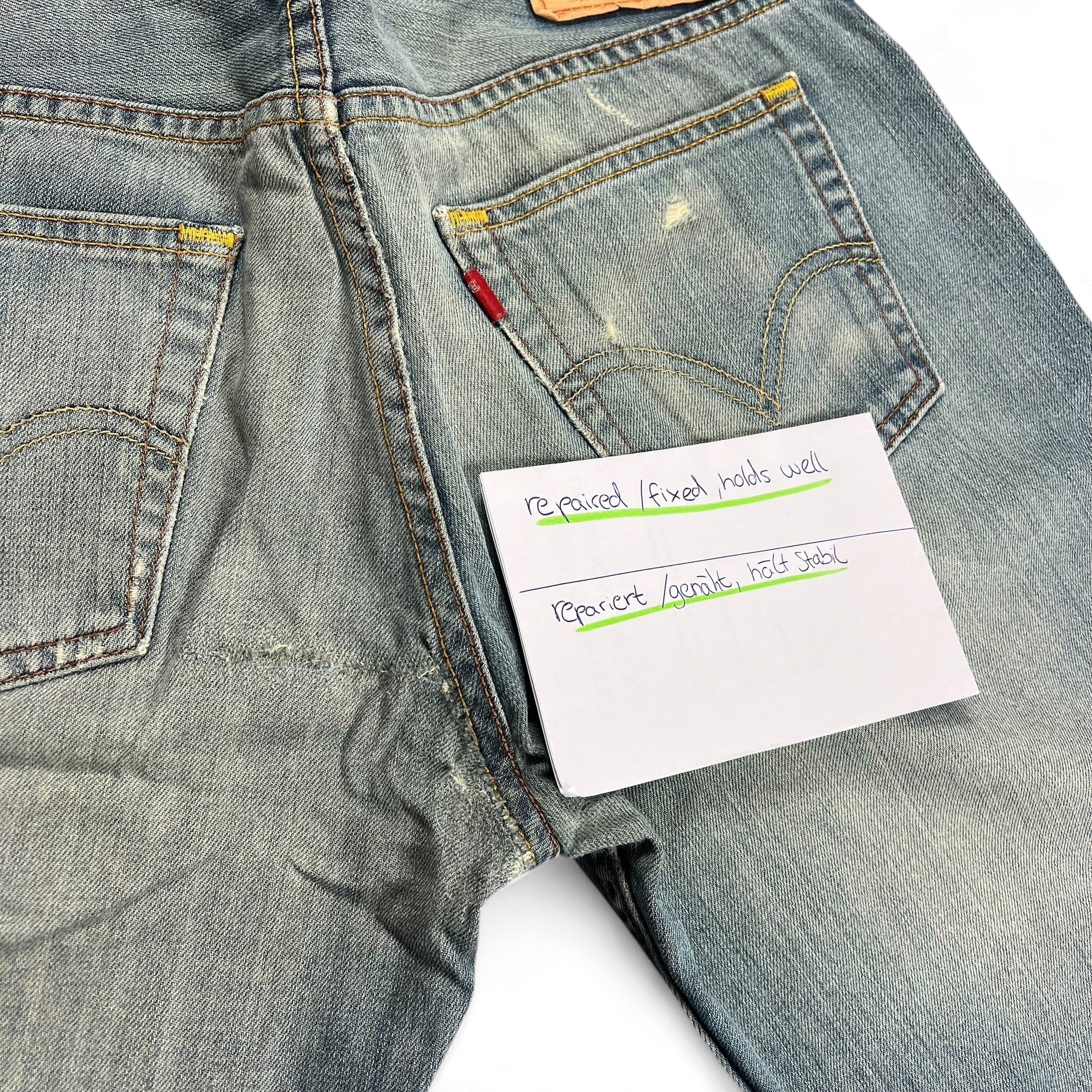 TWC Vintage Levi’s 527 Bootcut Jeans in hellblauem Denim mit reparierter Stelle an der Gesäßtasche