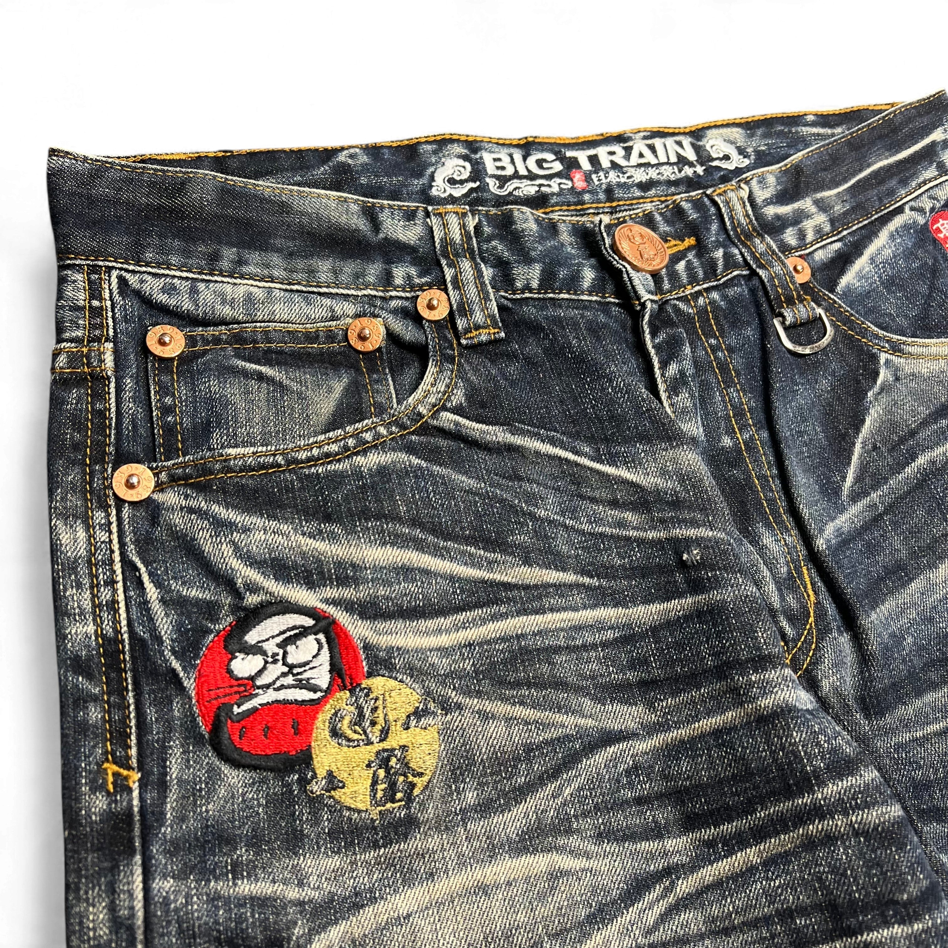 TWC Vintage Big Train Jeans aus dunklem Denim mit japanischer Daruma-Stickerei und markanten Waschungen