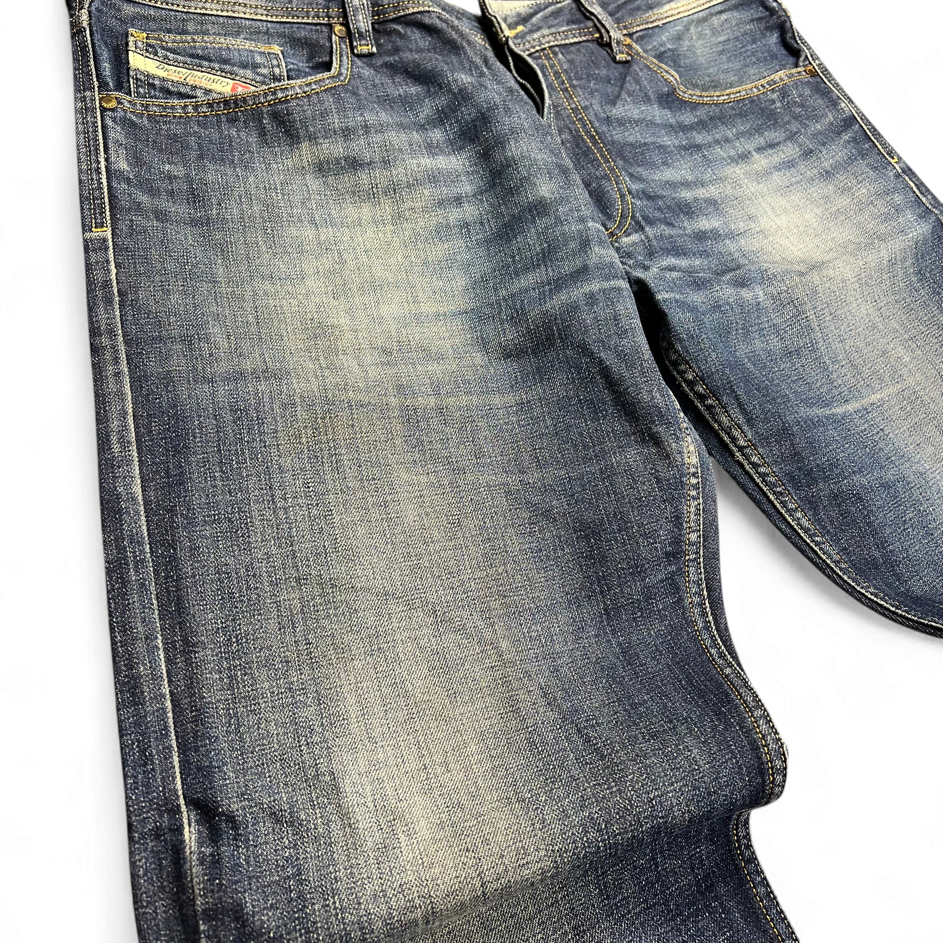 TWC Vintage Diesel Larkee Straight Jeans in blauem Denim mit Used-Waschung und klassischem Five-Pocket-Design