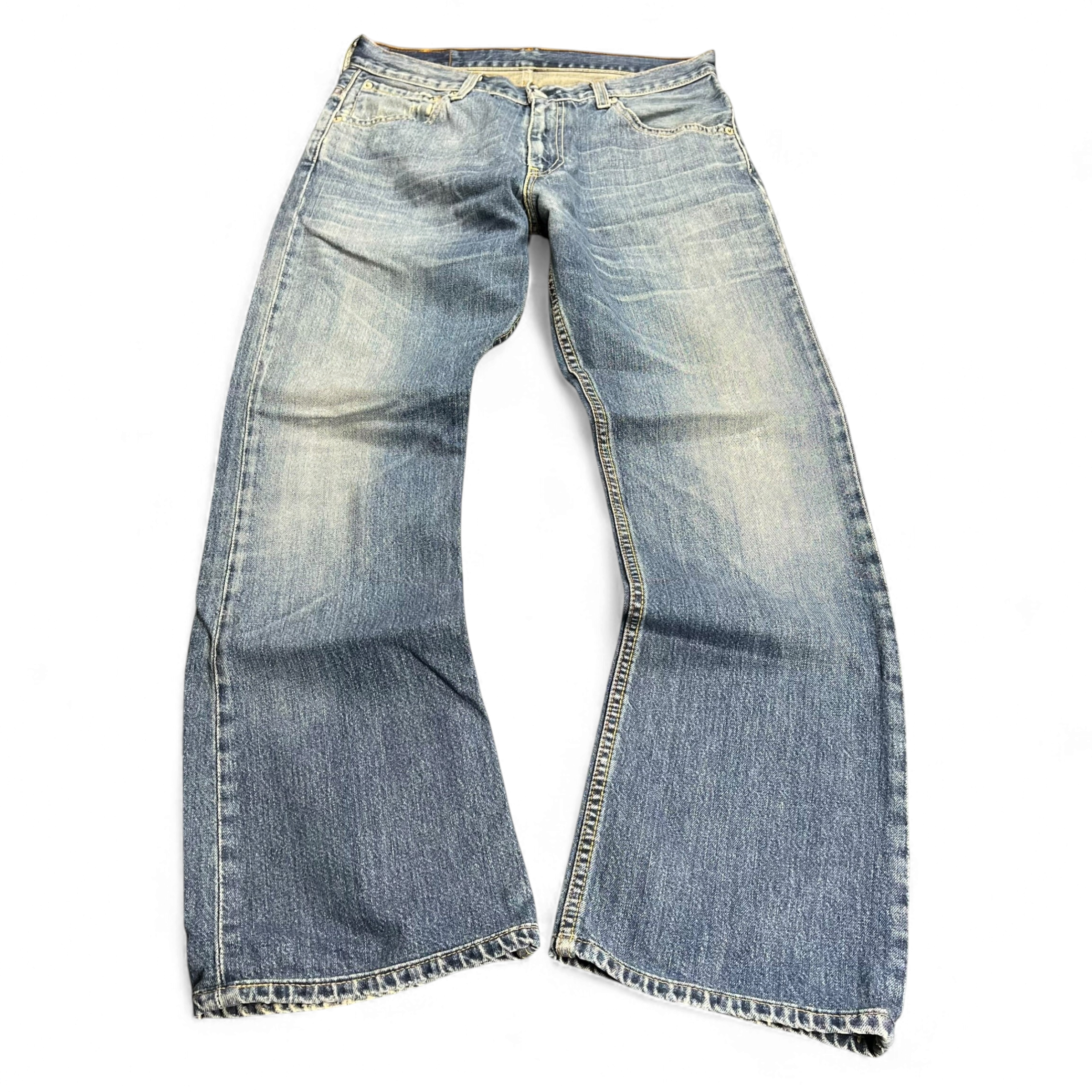 TWC Vintage Levi’s 507 Bootcut Jeans in verwaschenem Blau mit ausgestelltem Bein und Vintage-Waschung