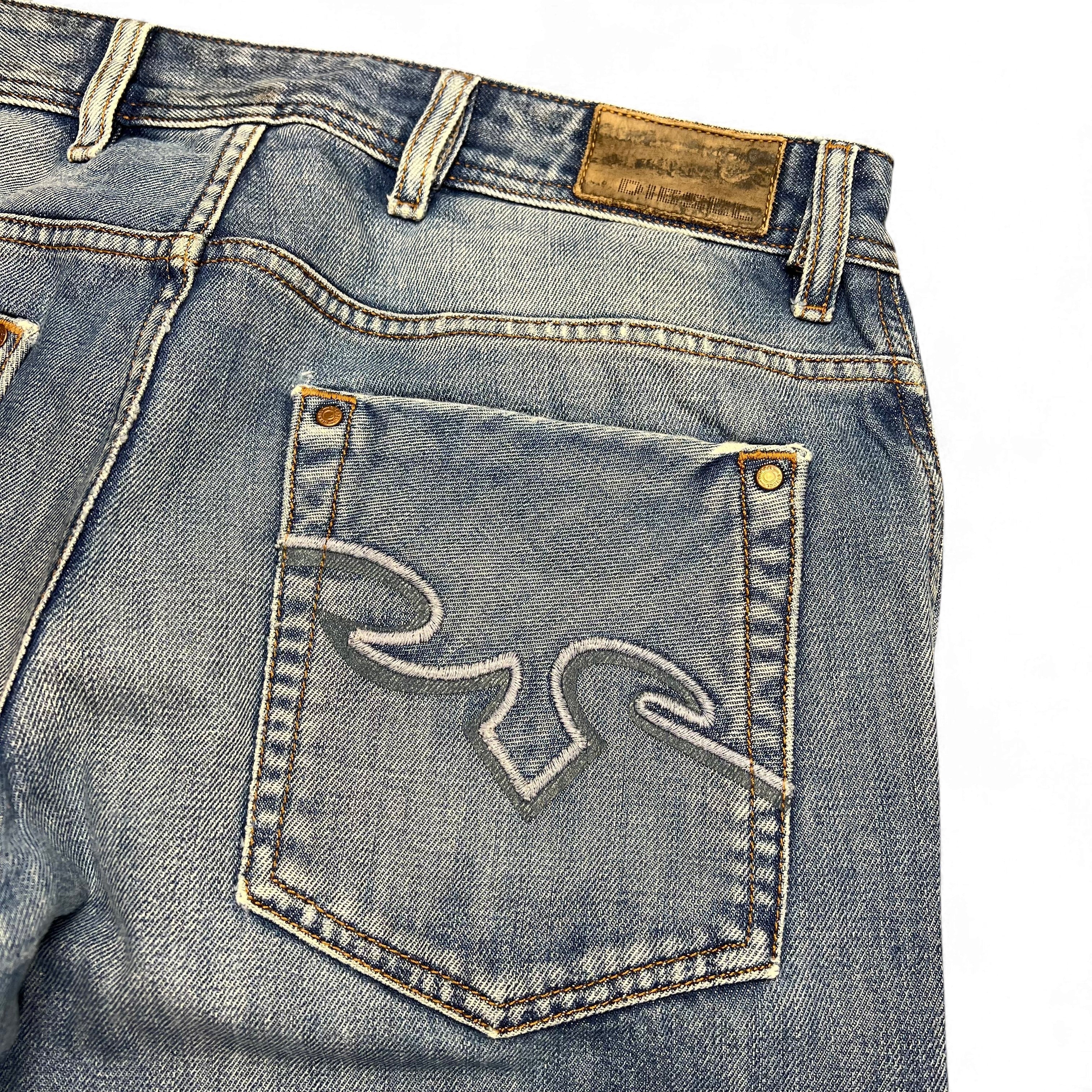 TWC Vintage Diesel Zaghor Bootcut Jeans in blauem Denim mit markanter Stickerei auf der Gesäßtasche