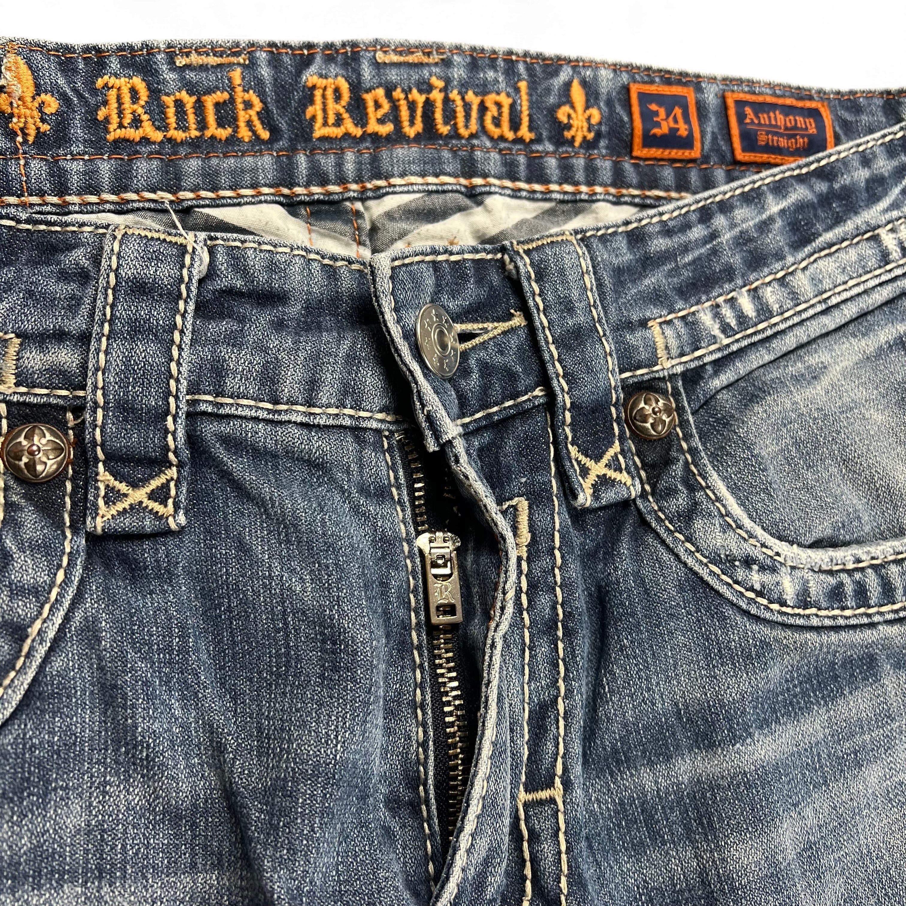 TWC Vintage Rock Revival Straight Jeans in blauem Denim mit markanten Ziernähten und Logo-Details am Bund