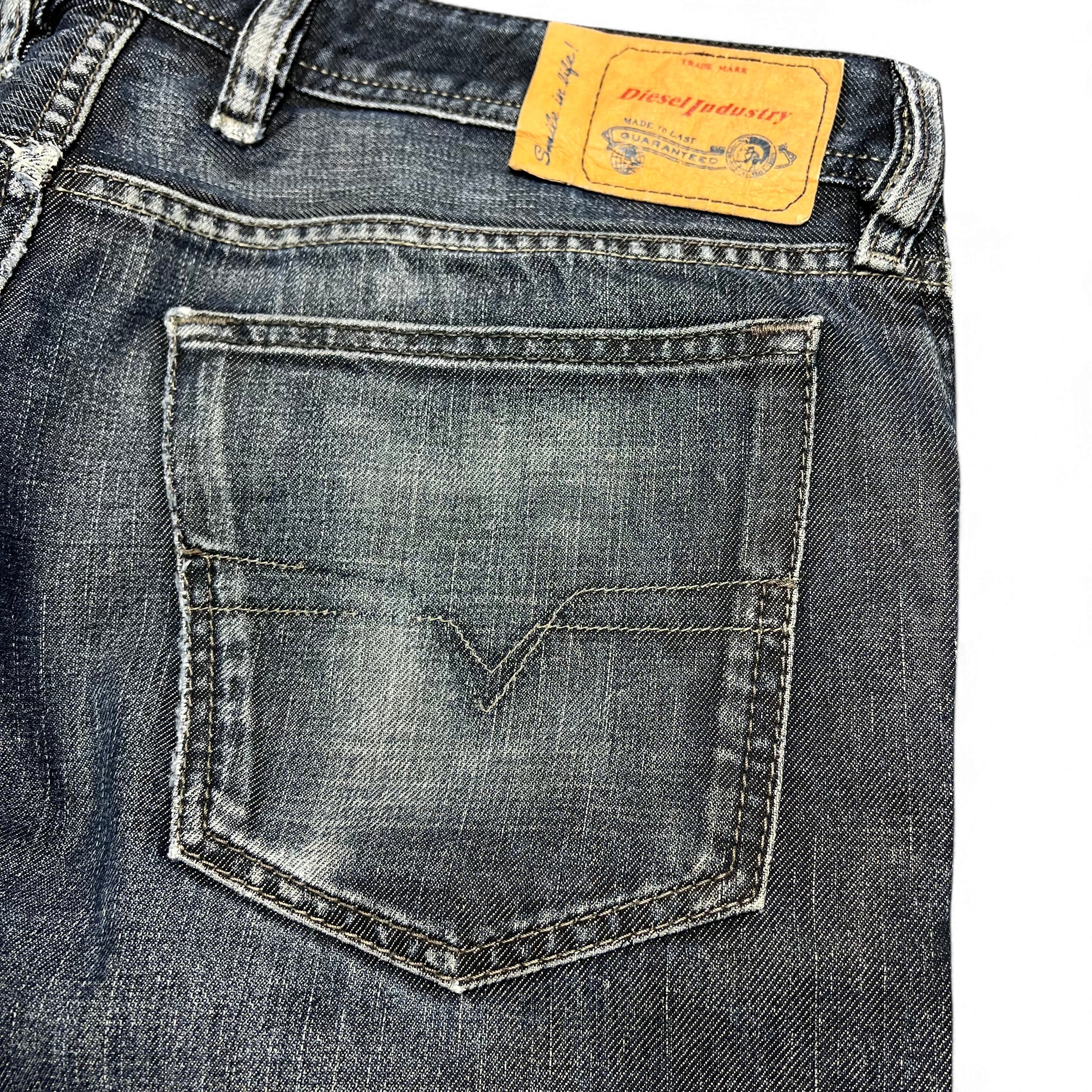 TWC Vintage Diesel Waykee Straight Jeans in verwaschenem Dunkelblau mit Lederpatch und Gesäßtasche