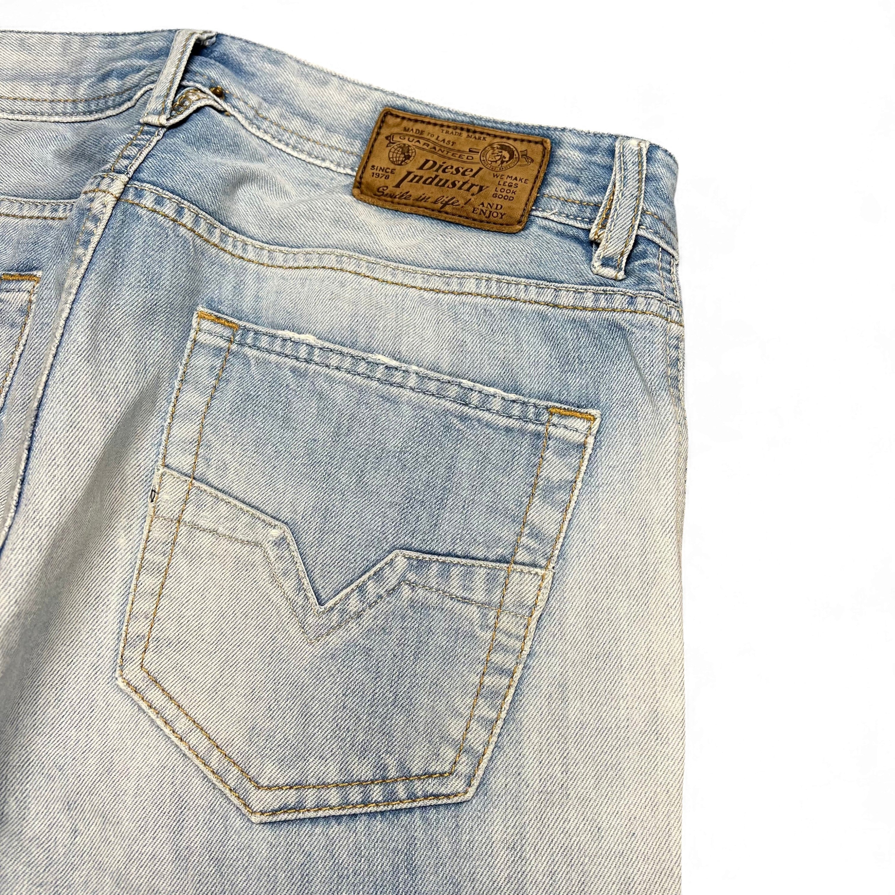 TWC Vintage Diesel Jeans in hellblauer Waschung mit charakteristischem Lederlabel und Gesäßtasche