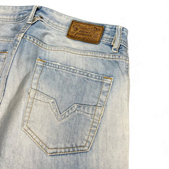 TWC Vintage Diesel Jeans in hellblauer Waschung mit charakteristischem Lederlabel und Gesäßtasche