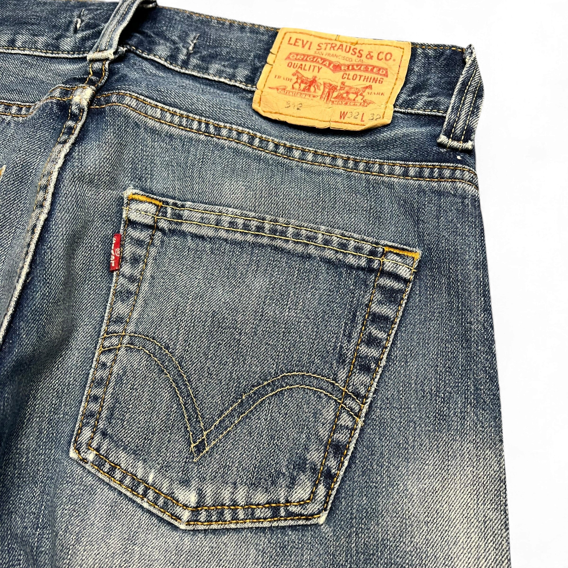 TWC Vintage Levi’s 512 Bootcut Jeans in verwaschenem Blau mit klassischem Lederpatch und Gesäßtasche