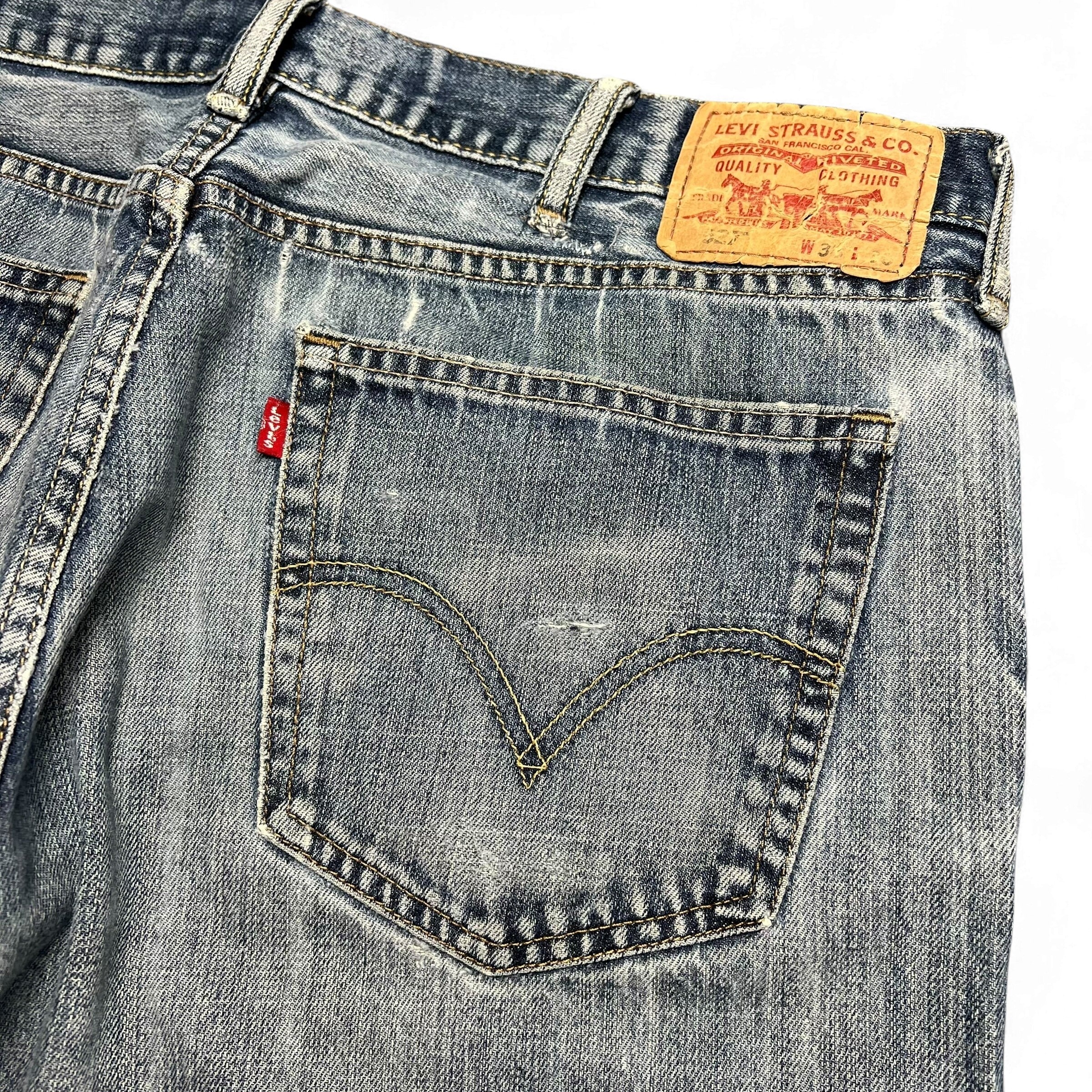 TWC Vintage Levi’s 527 Loose Bootcut Jeans in verwaschenem Blau mit klassischem Lederpatch und Gesäßtasche