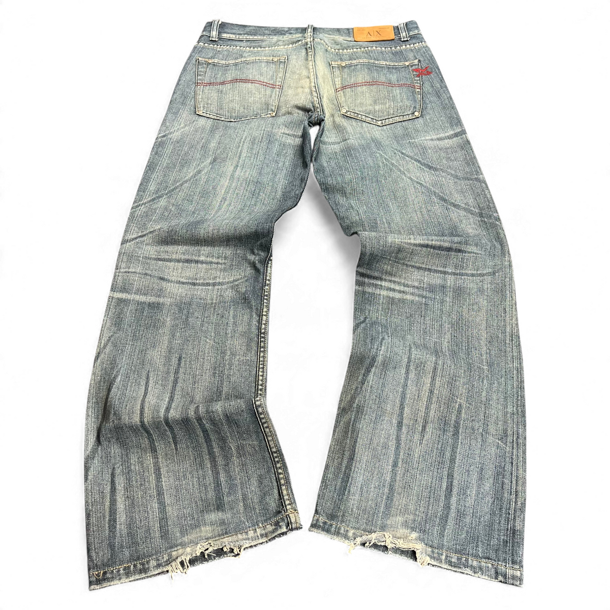 TWC Vintage Armani Jeans in baggy washed blau mit ausgefransten Beinabschlüssen und Logo-Patch auf der Rückseite