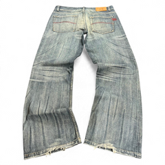 TWC Vintage Armani Jeans in baggy washed blau mit ausgefransten Beinabschlüssen und Logo-Patch auf der Rückseite