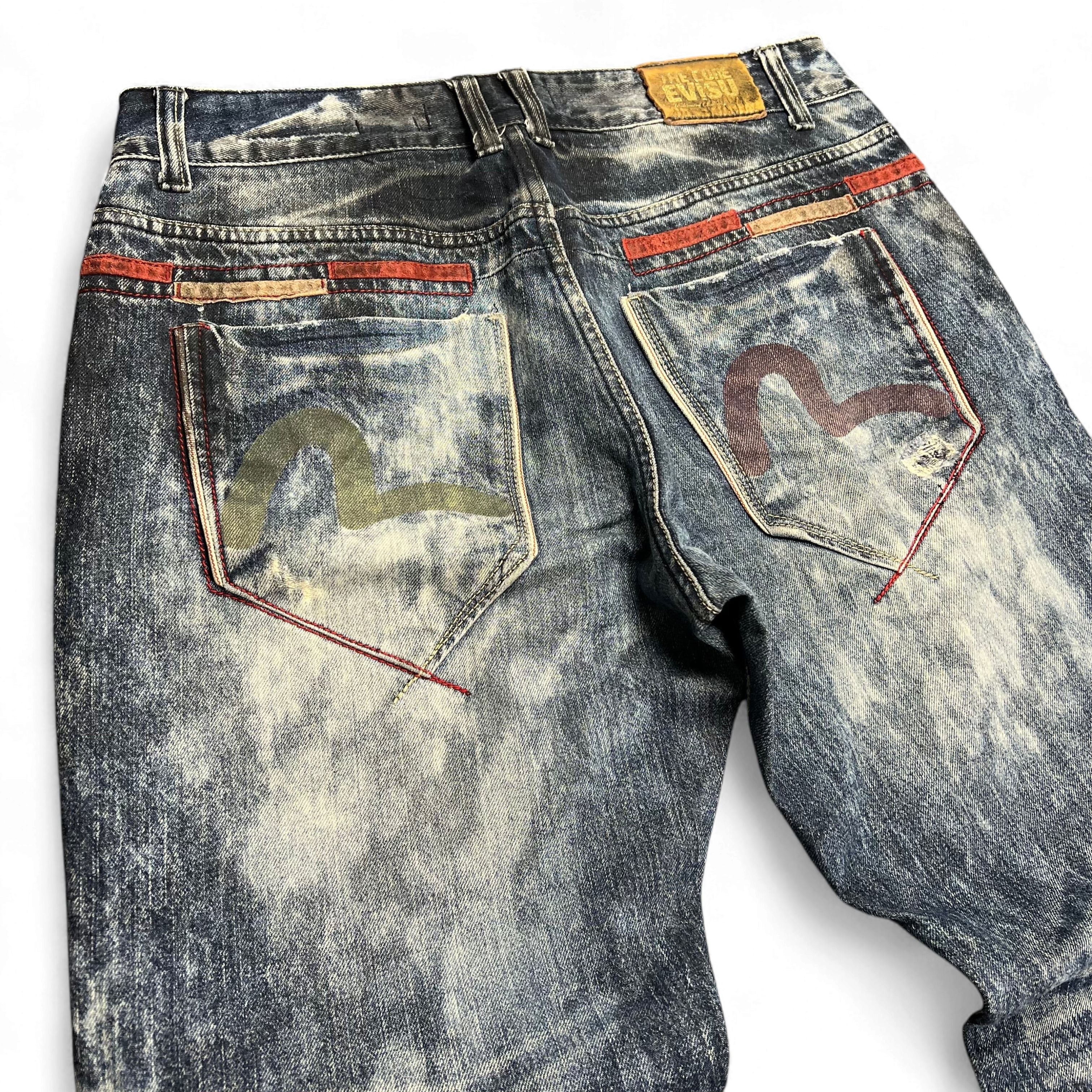 TWC Vintage Evisu KC Straight Jeans mit Acid-Wash-Optik, markanten Gesäßtaschen und rotem Ziernaht-Detail.