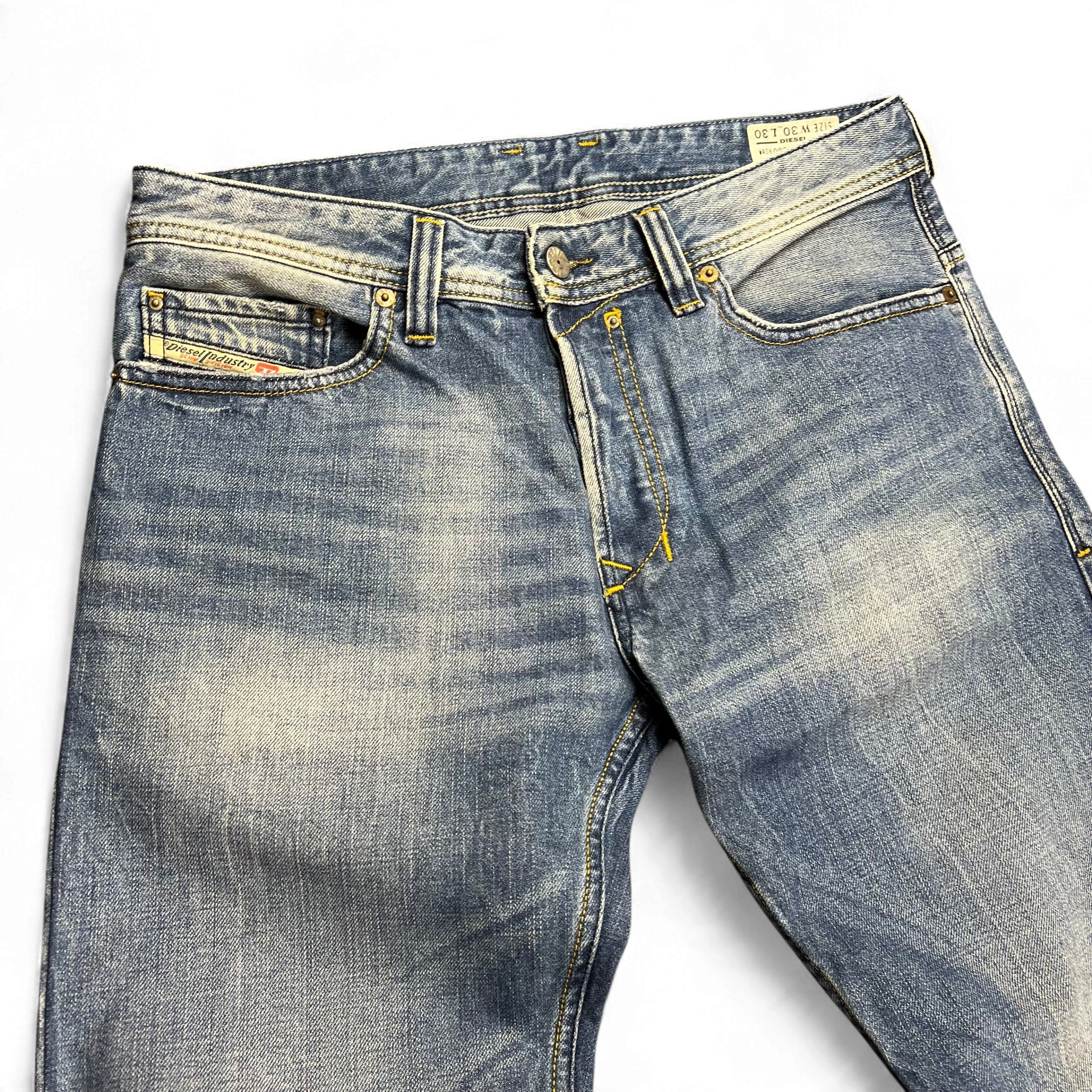 TWC Vintage Diesel Larkee Straight Jeans in verwaschenem Blau mit gelben Kontrastnähten und klassischem Schnitt
