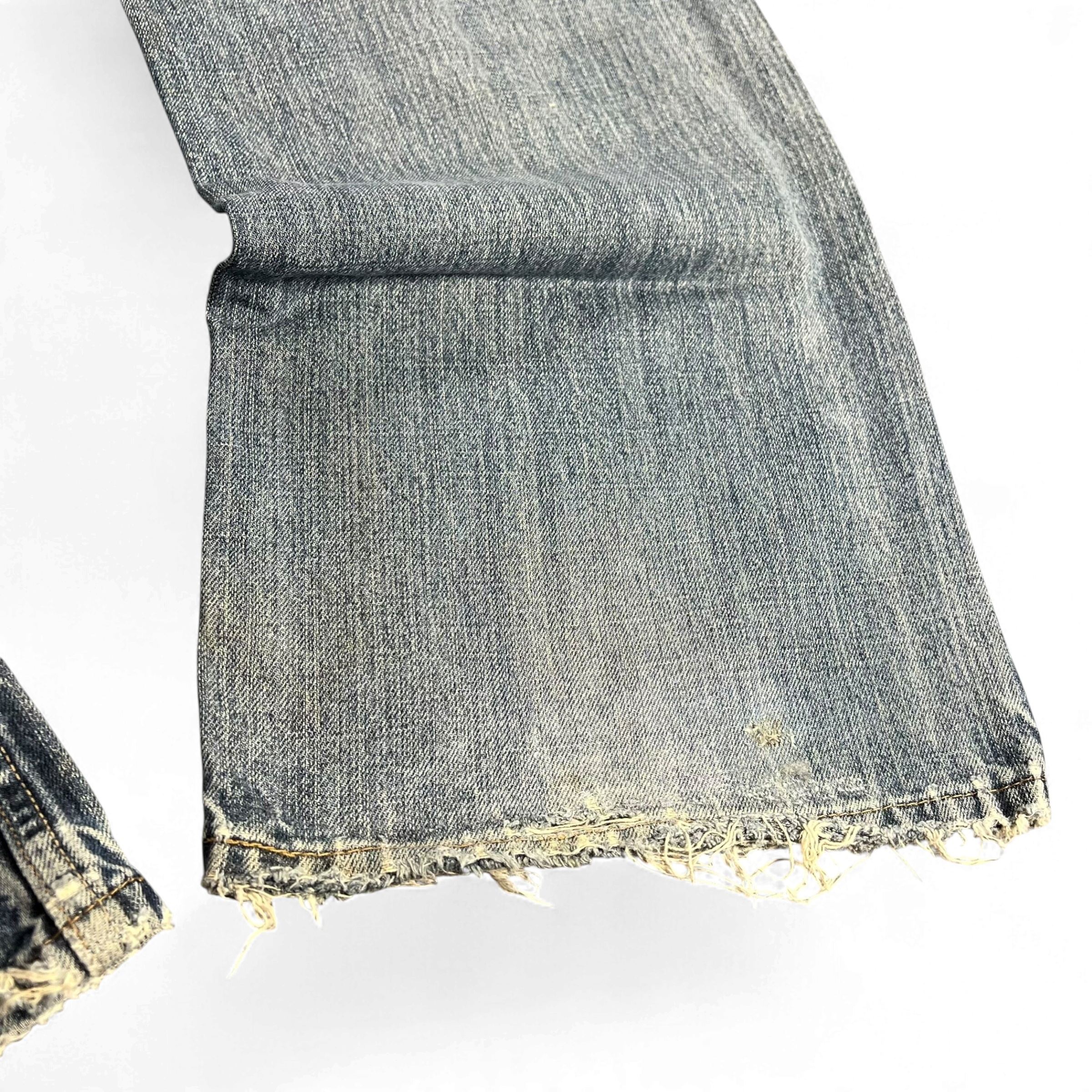 TWC Vintage Levi's 527 Bootcut Jeans in hellblauem Denim mit ausgefranstem Saum und Vintage-Details