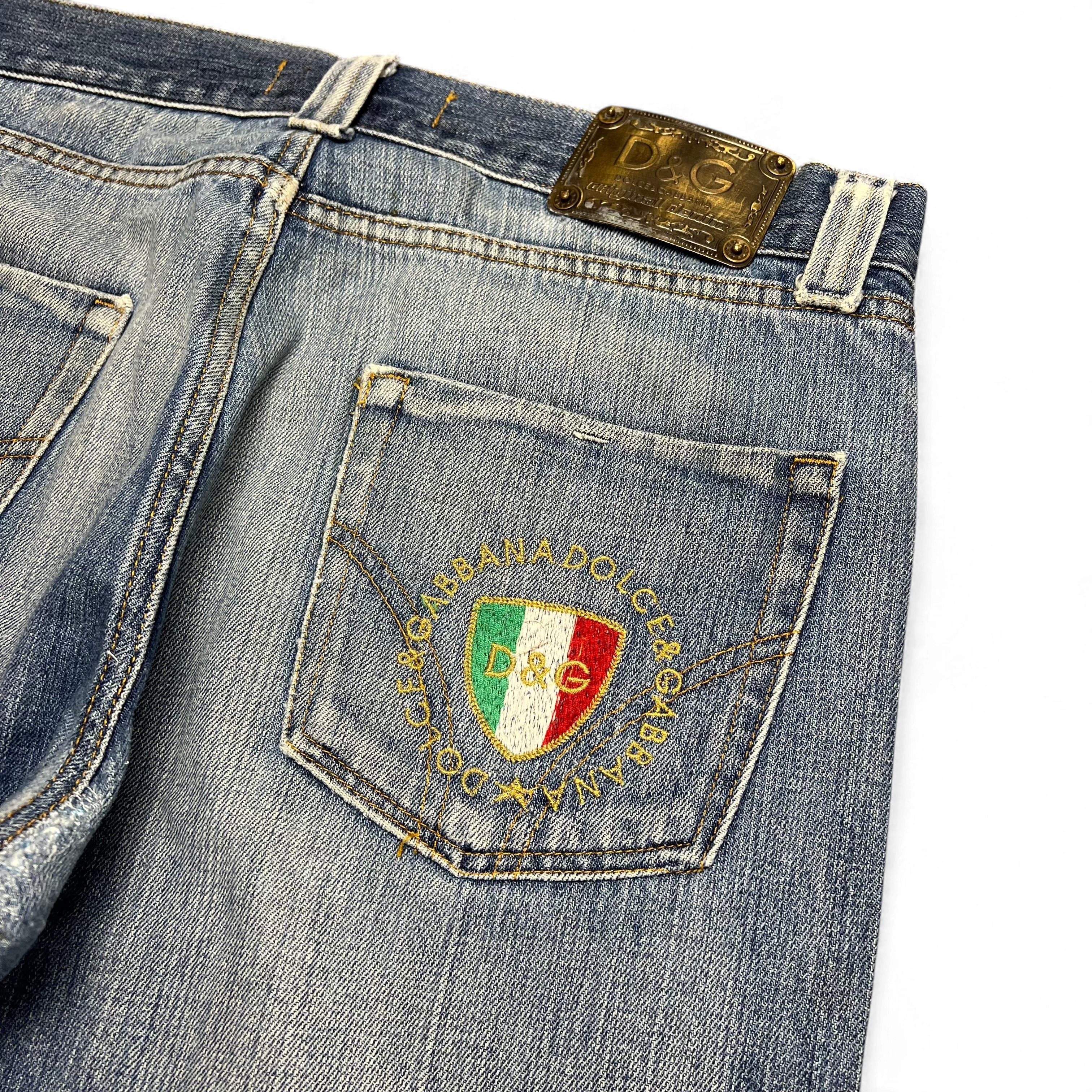 TWC Vintage Dolce&Gabbana Jeans mit blauer Waschung, italienischem Wappen-Stick auf der Gesäßtasche und Metall-Logo