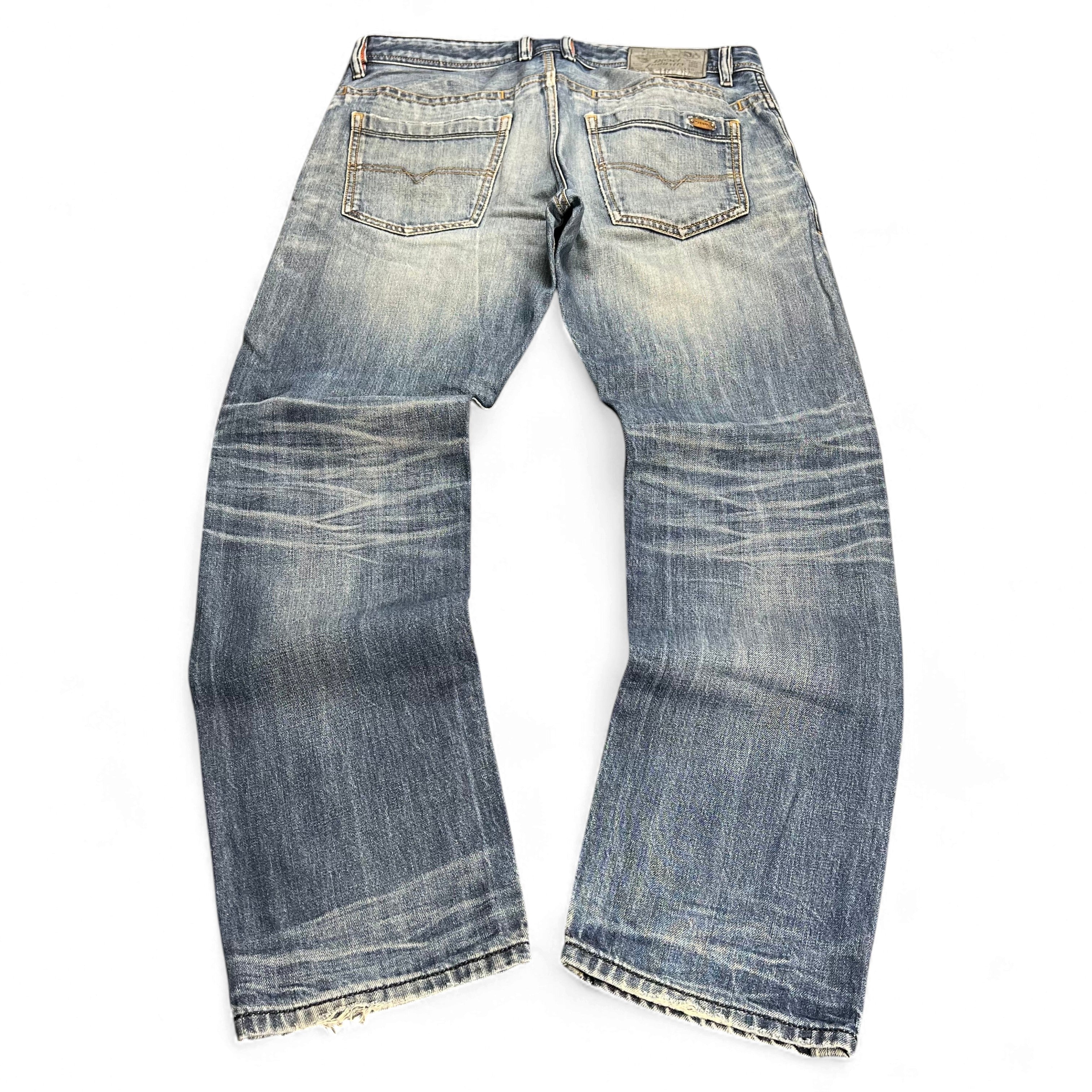 TWC Vintage Diesel Straight Jeans in verwaschenem Blau mit Used-Look und geradem Bein, Rückansicht