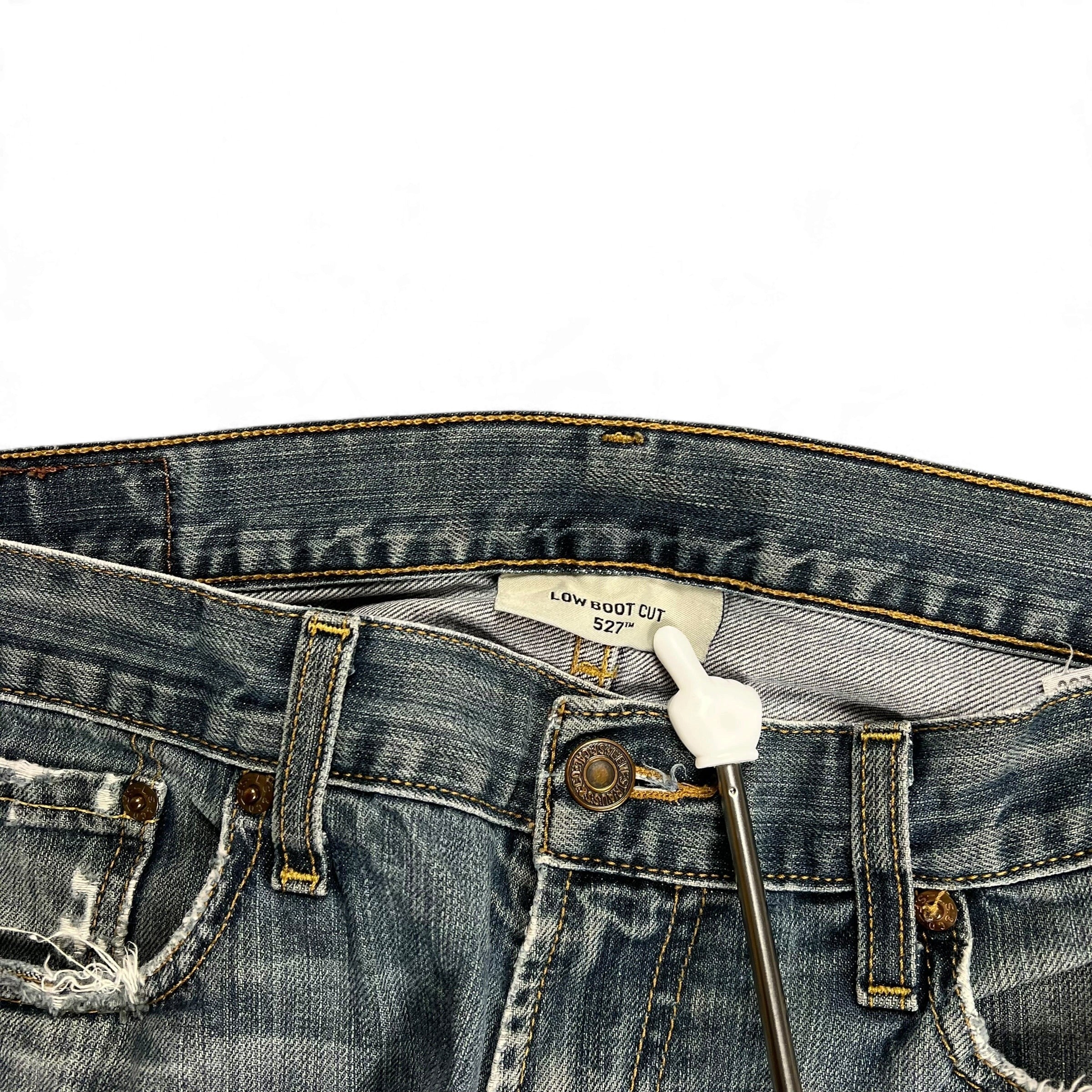 TWC Vintage Levi’s 527 Bootcut Jeans in blauem Denim mit Used-Look und sichtbarem Etikett am Bund