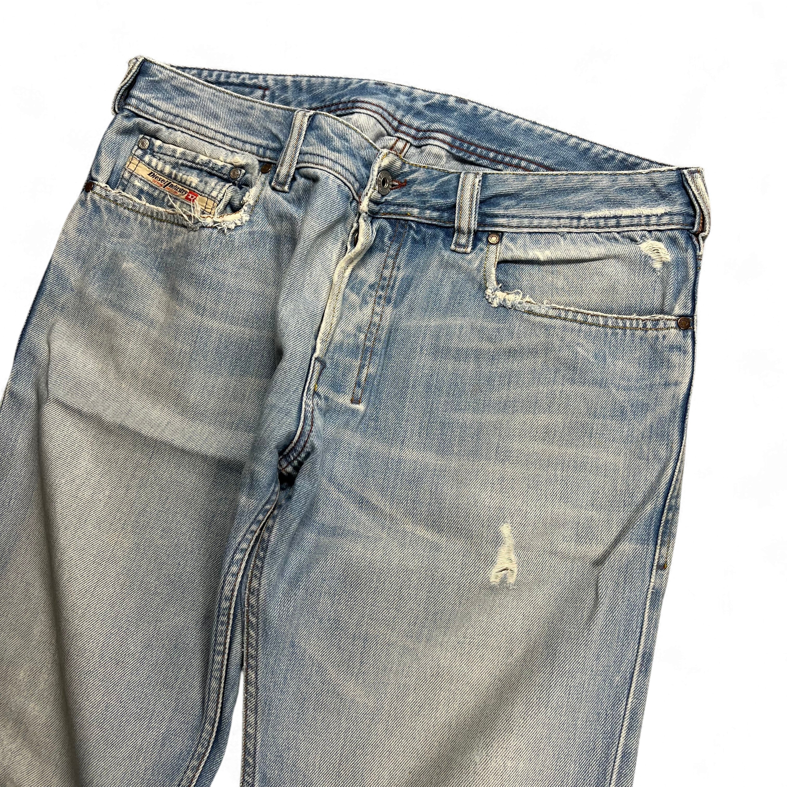 TWC Vintage Diesel Zatiny Bootcut Jeans in hellblauem Denim mit Used-Look und Distressed-Details
