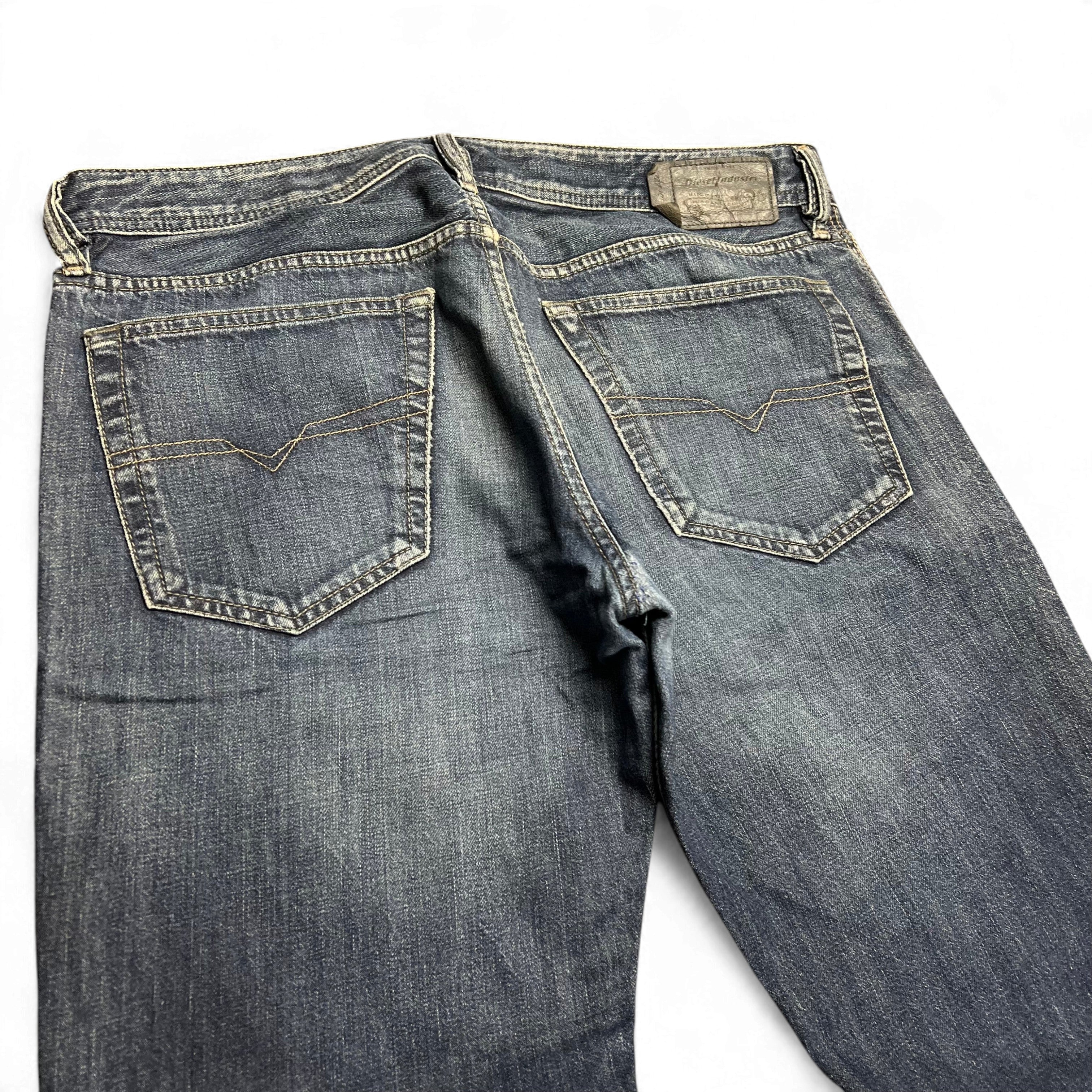 TWC Vintage Diesel New-Fanker Bootcut Jeans in blauem Denim mit Gesäßtaschen und Leder-Patch auf der Rückseite