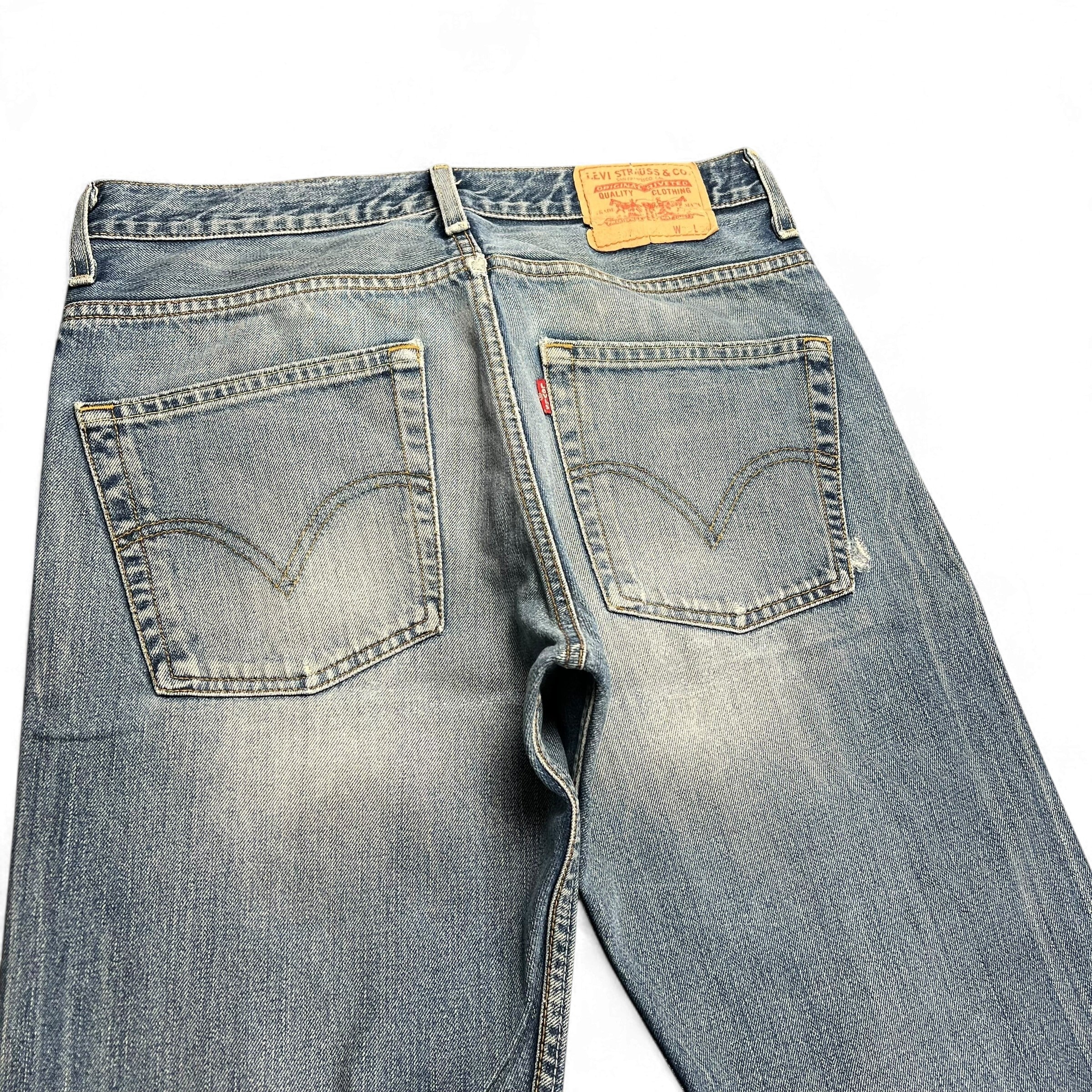 TWC Vintage Levi's 507 Bootcut Jeans in hellblauem Denim mit klassischem Lederpatch und Gesäßtaschen