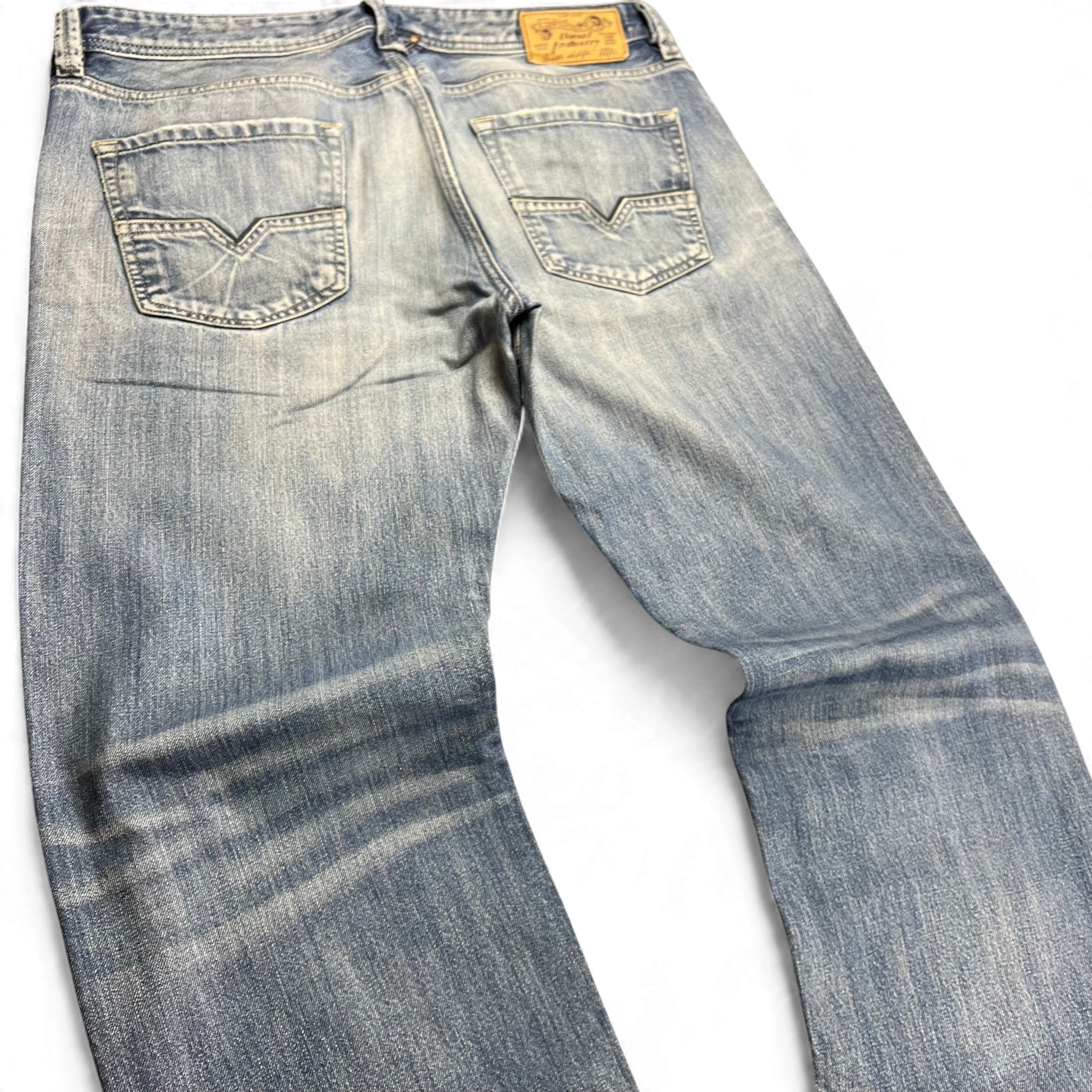 TWC Vintage Diesel Larkee Straight Jeans in verwaschenem Blau mit Gesäßtaschen und Lederpatch