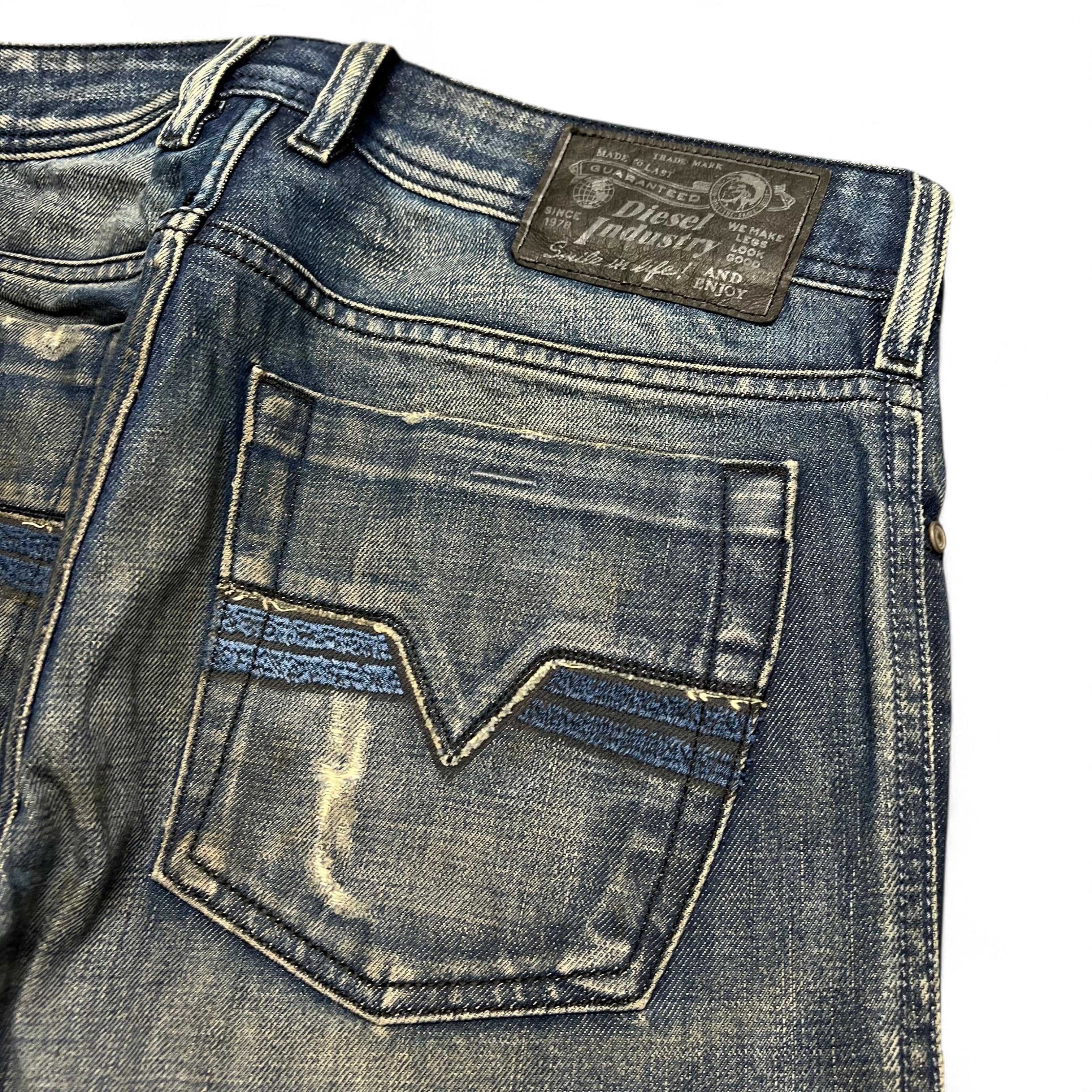 TWC Vintage Diesel Jeans mit Dirty-Waschung, geradem Schnitt und charakteristischem Leder-Label an der Rückseite.