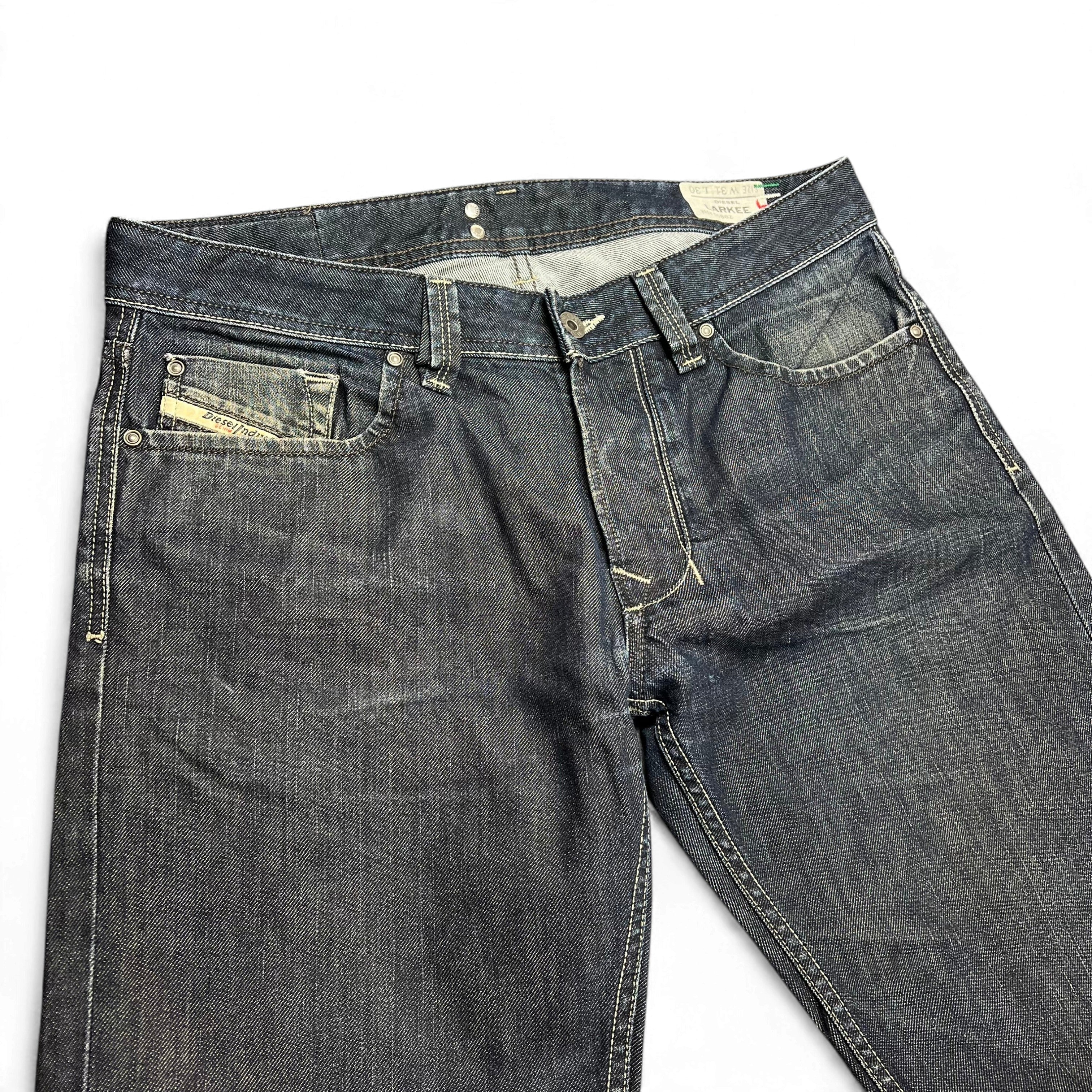 TWC Vintage Diesel Larkee Straight Jeans in Dunkelblau mit klassischem Five-Pocket-Design und geradem Schnitt