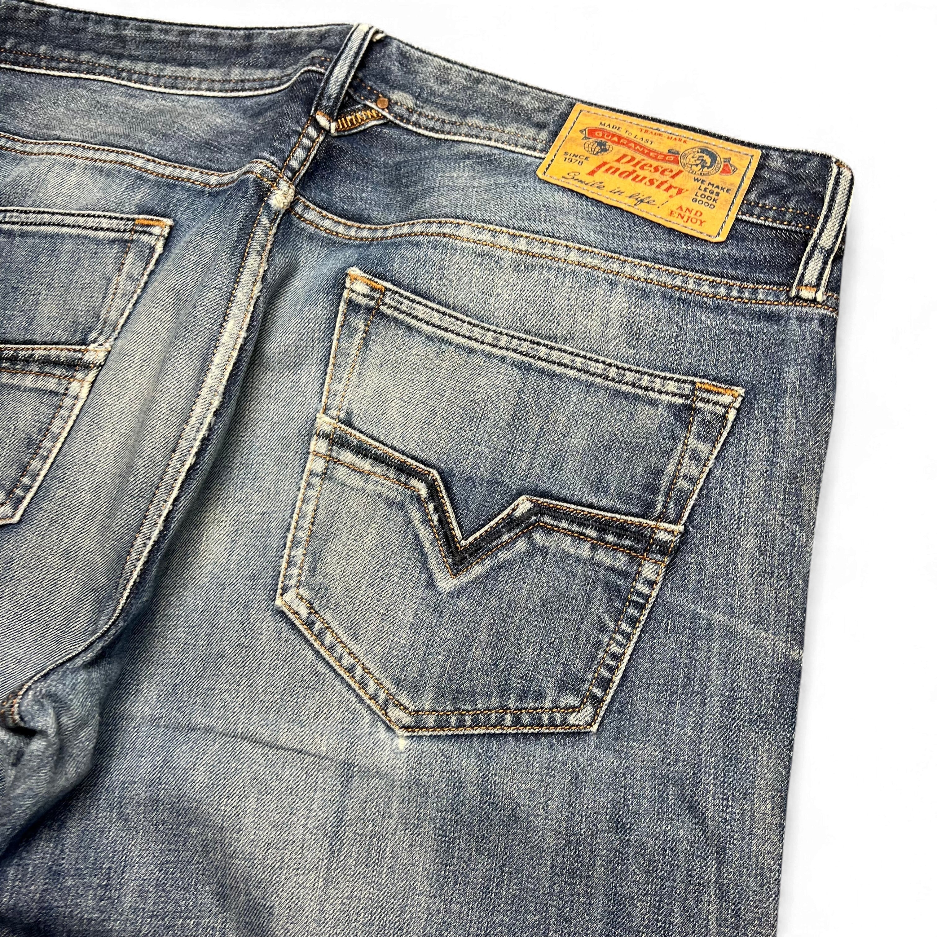 TWC Vintage Diesel Larkee Straight Jeans in blauem Denim mit Leder-Label und markanten Gesäßtaschen