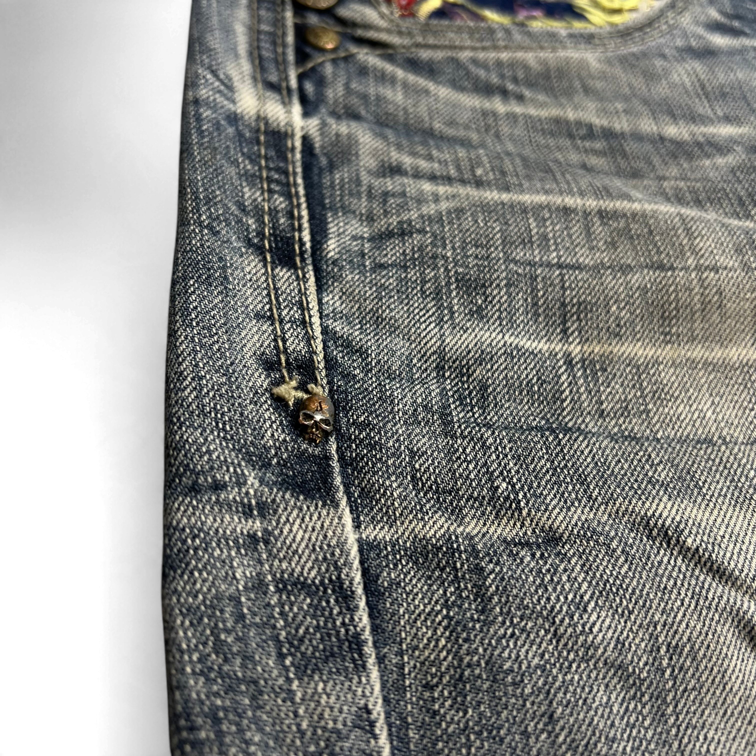 TWC Vintage Jeans mit verwaschenem Denim und detaillierter Totenkopf-Applikation im japanischen Stil