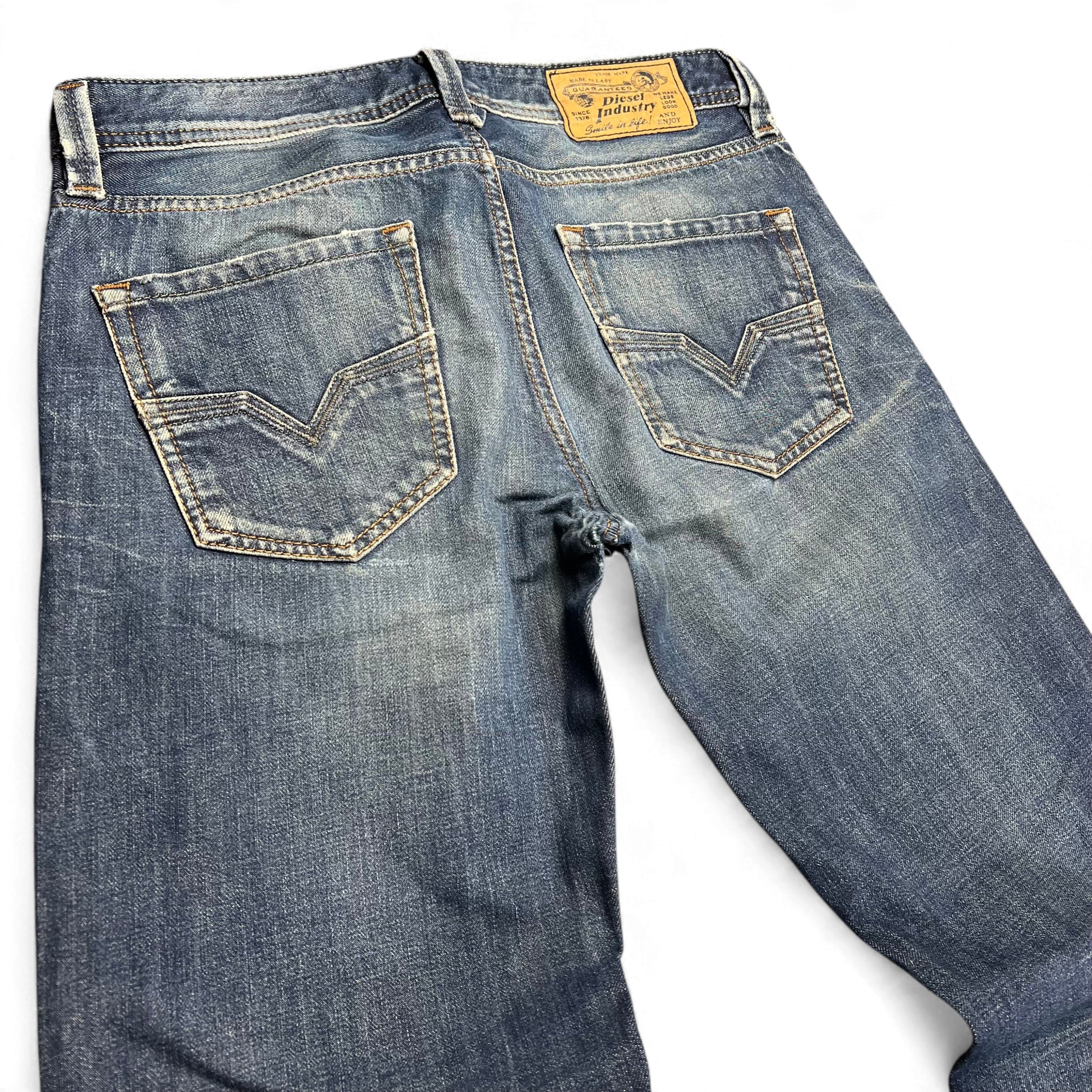 TWC Vintage Diesel Larkee Straight Jeans in verwaschenem Blau mit klassischem Leder-Patch und Gesäßtaschen
