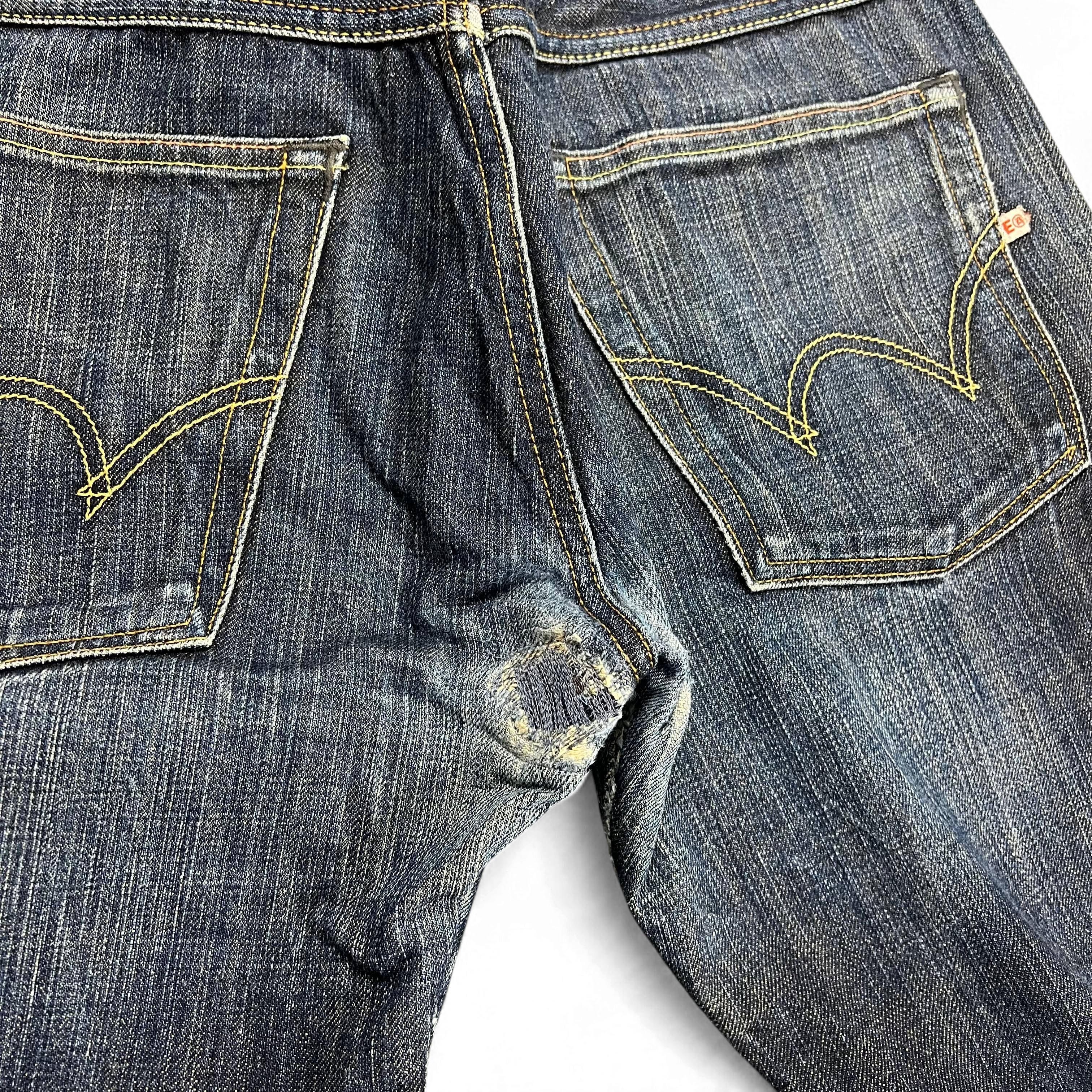 TWC Vintage Edwin Jeans aus japanischem Selvedge-Denim in Dunkelblau mit sichtbarer Reparaturstelle an der Rückseite