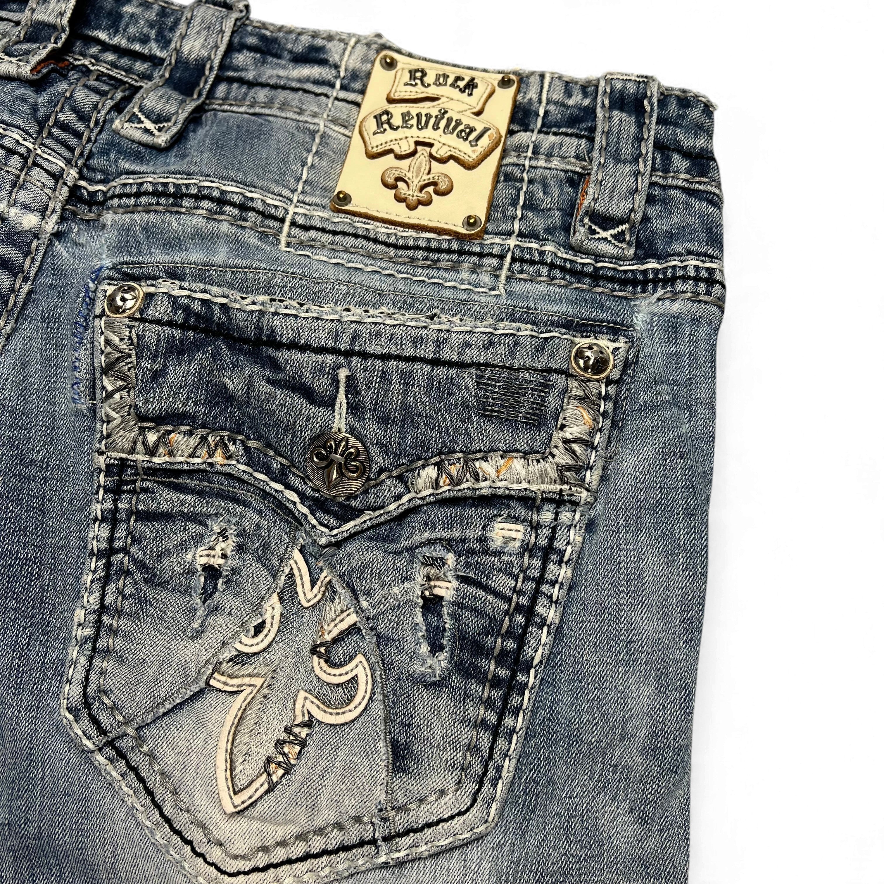 TWC Vintage Rock Revival Jeans mit blauer Waschung, aufwendigen Stickereien und Leder-Logo-Patch an der Gesäßtasche