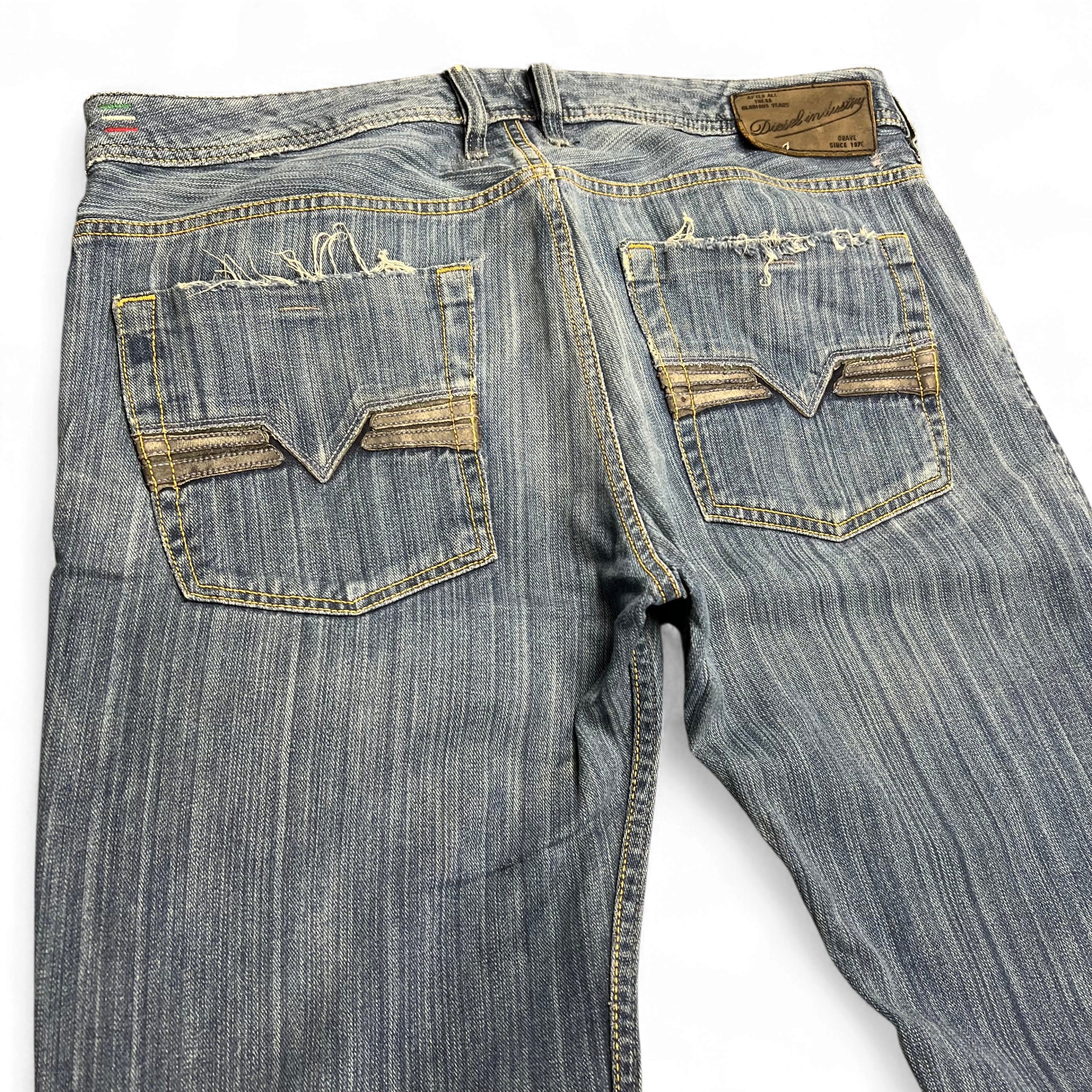 TWC Vintage Diesel Zatiny Bootcut Jeans in verwaschenem Blau mit Distressed-Details und Leder-Patch an der Rückseite