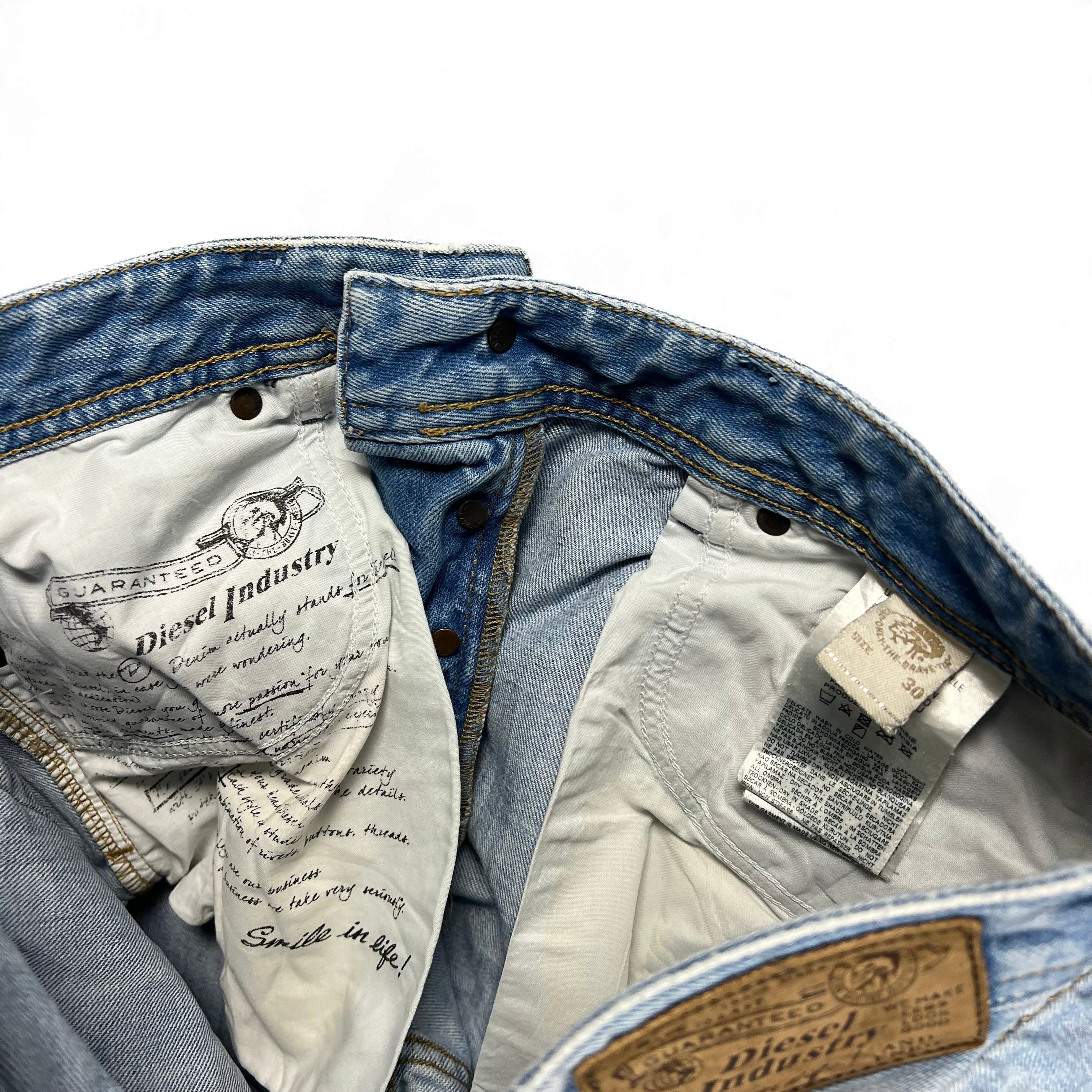 TWC Vintage Diesel Jeans mit heller Waschung, Innenfutter mit Markenschriftzug und Etikettendetails