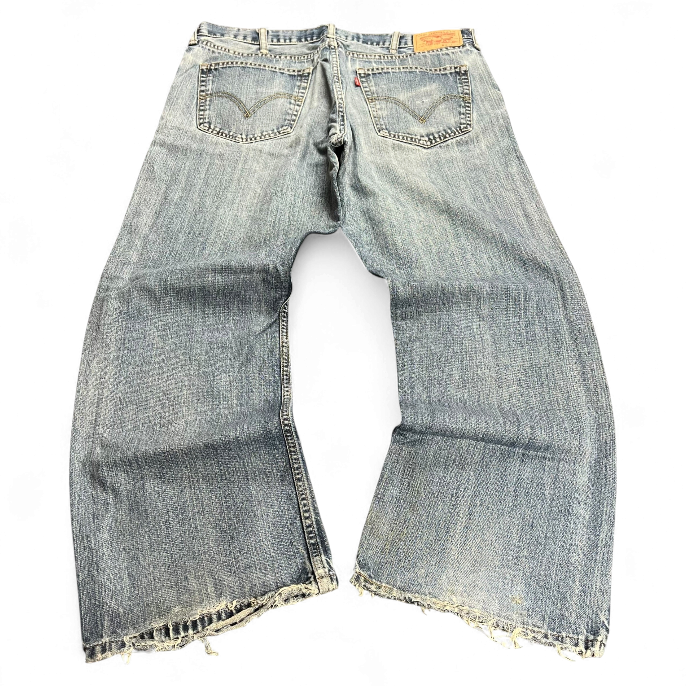 TWC Vintage Levi's 527 Loose Bootcut Jeans in hellblauem Denim mit ausgefransten Säumen und klassischem Schnitt
