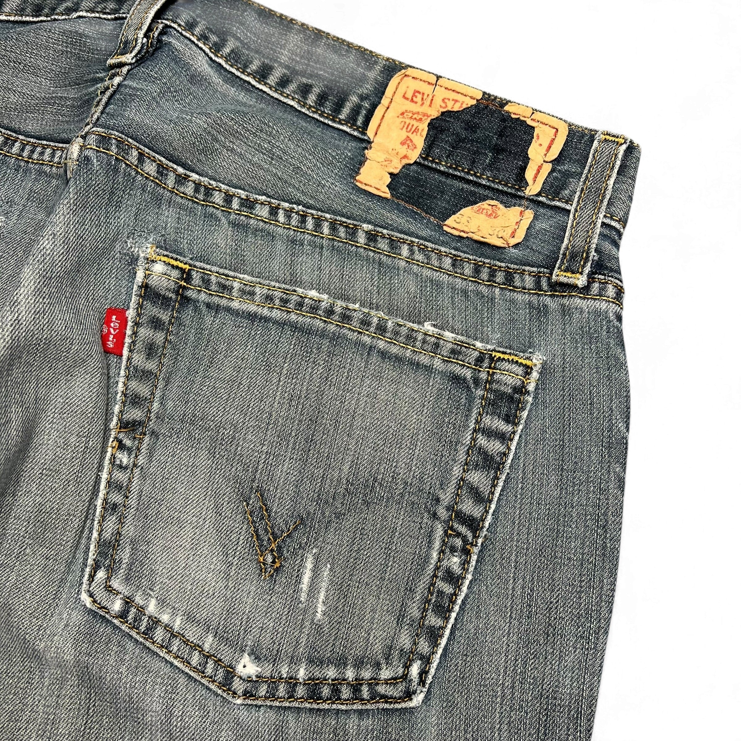 TWC Vintage Levi's 527 Bootcut Jeans in verwaschenem Blau mit Lederpatch und Gesäßtasche