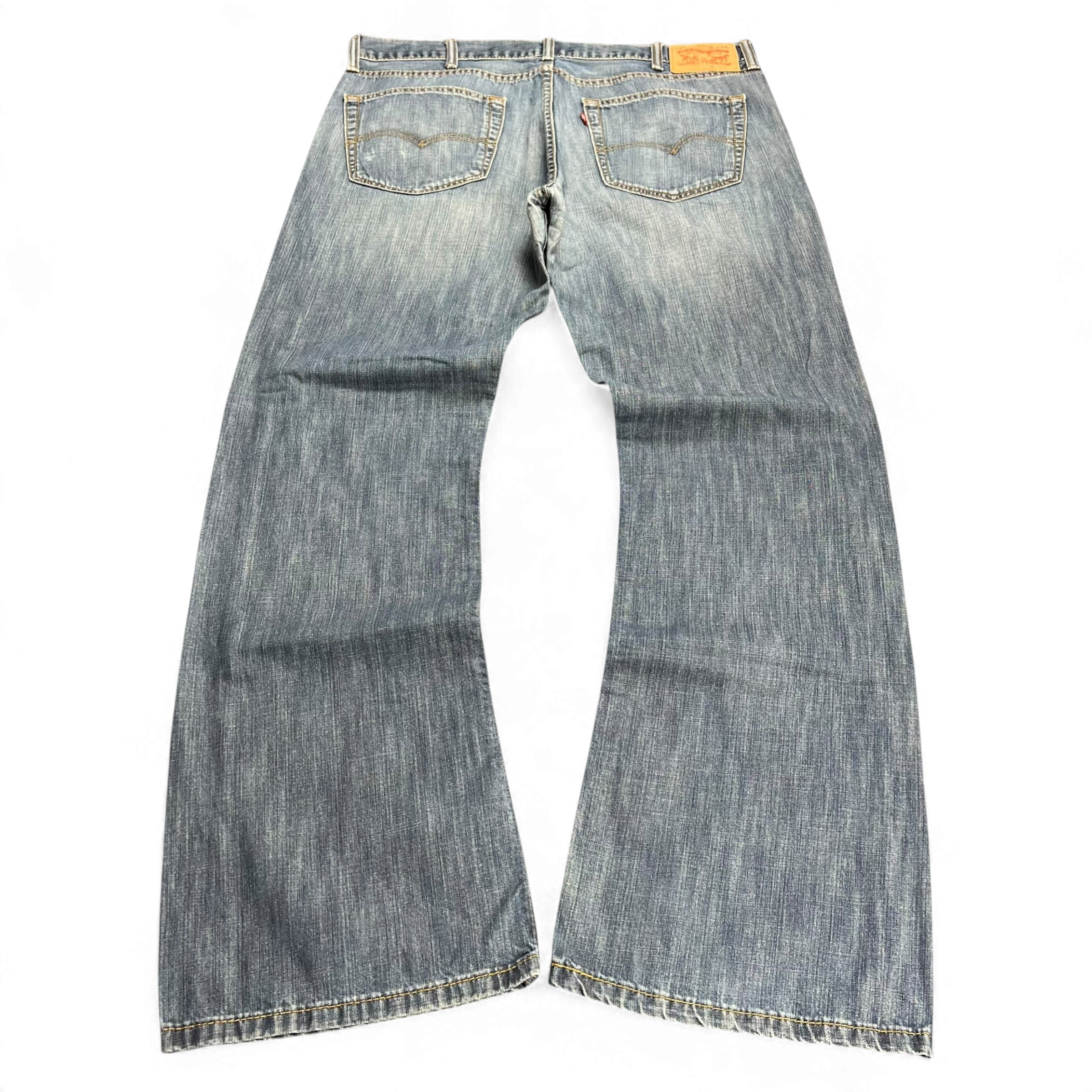 TWC Vintage Levi’s 527 Bootcut Jeans in verwaschenem Blau mit klassischem Five-Pocket-Design und Leder-Patch