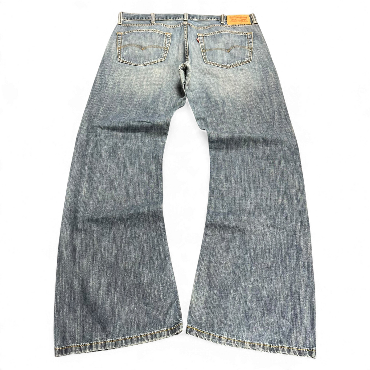 TWC Vintage Levi’s 527 Bootcut Jeans in verwaschenem Blau mit klassischem Five-Pocket-Design und Leder-Patch