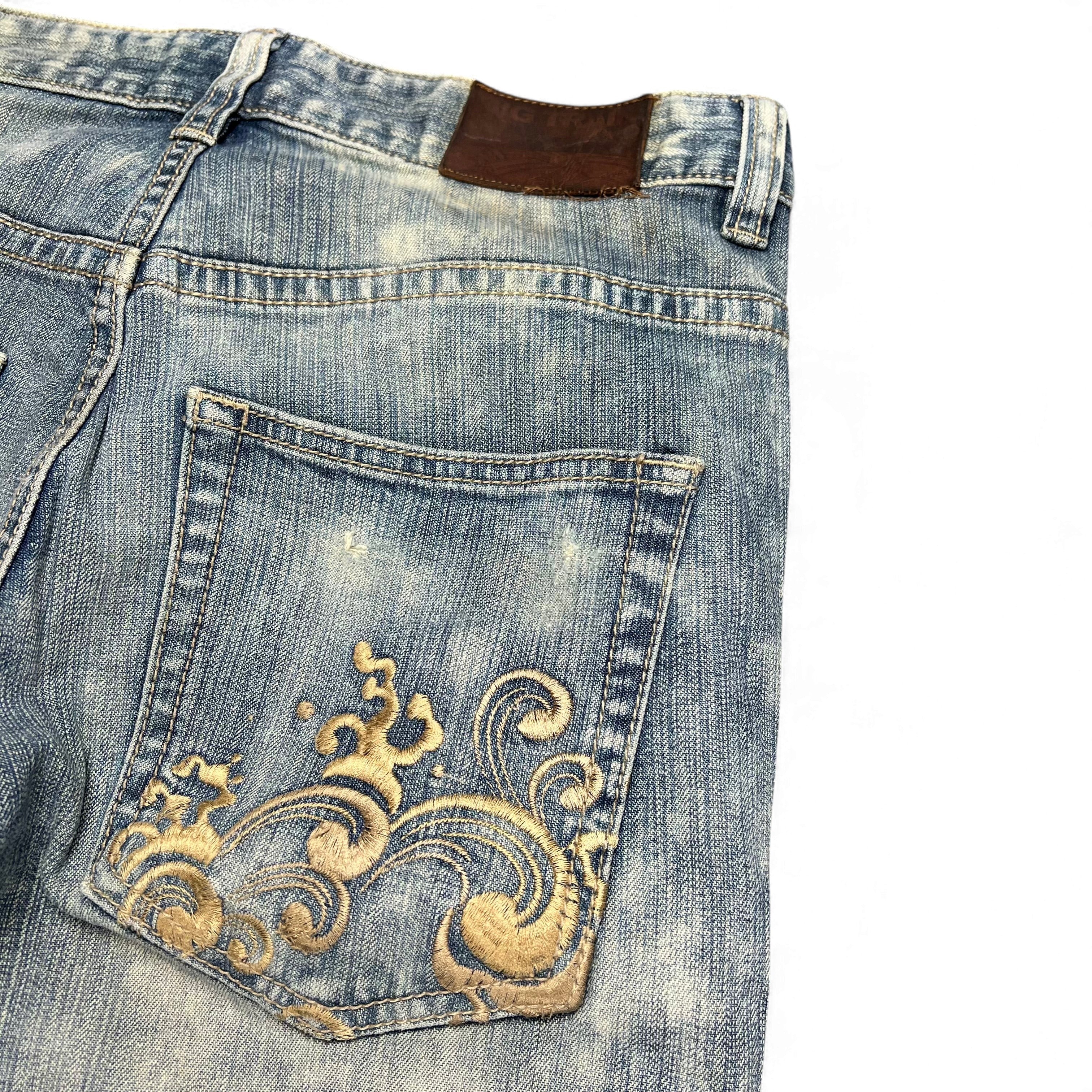 TWC Vintage Jeans aus hellblauem Denim mit goldener floraler Stickerei auf der Gesäßtasche und braunem Lederpatch